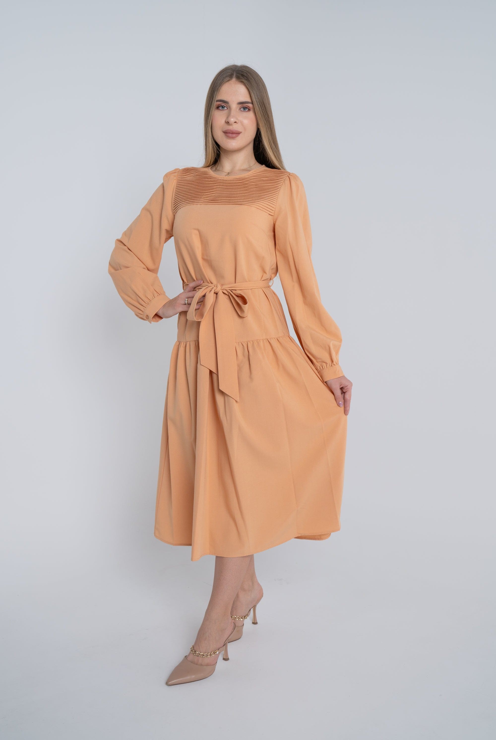 ميكا فستان ميدي سادة بكسرات على الصدر كم طويل نسائي