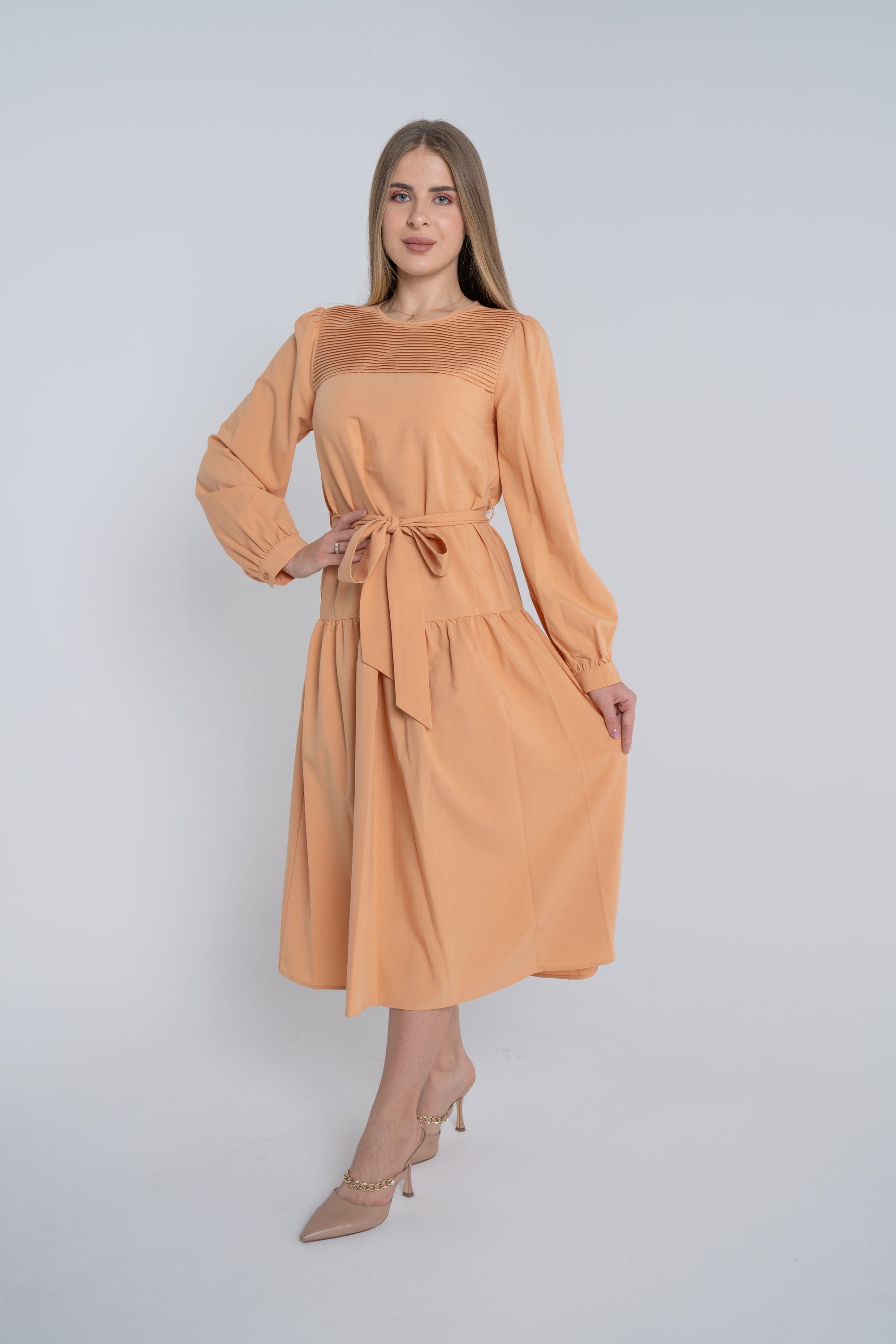 ميكا فستان ميدي سادة بكسرات على الصدر كم طويل نسائي