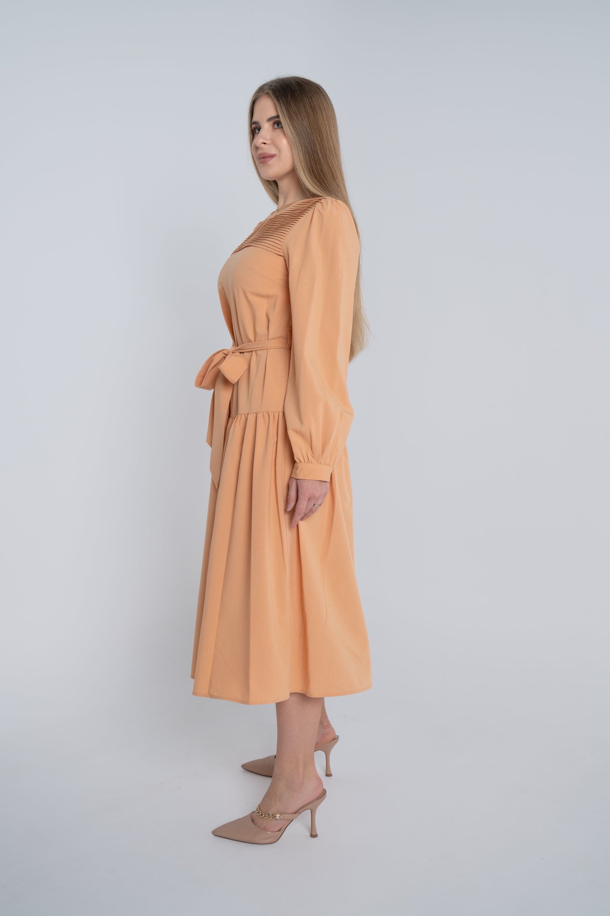 ميكا فستان ميدي سادة بكسرات على الصدر كم طويل نسائي