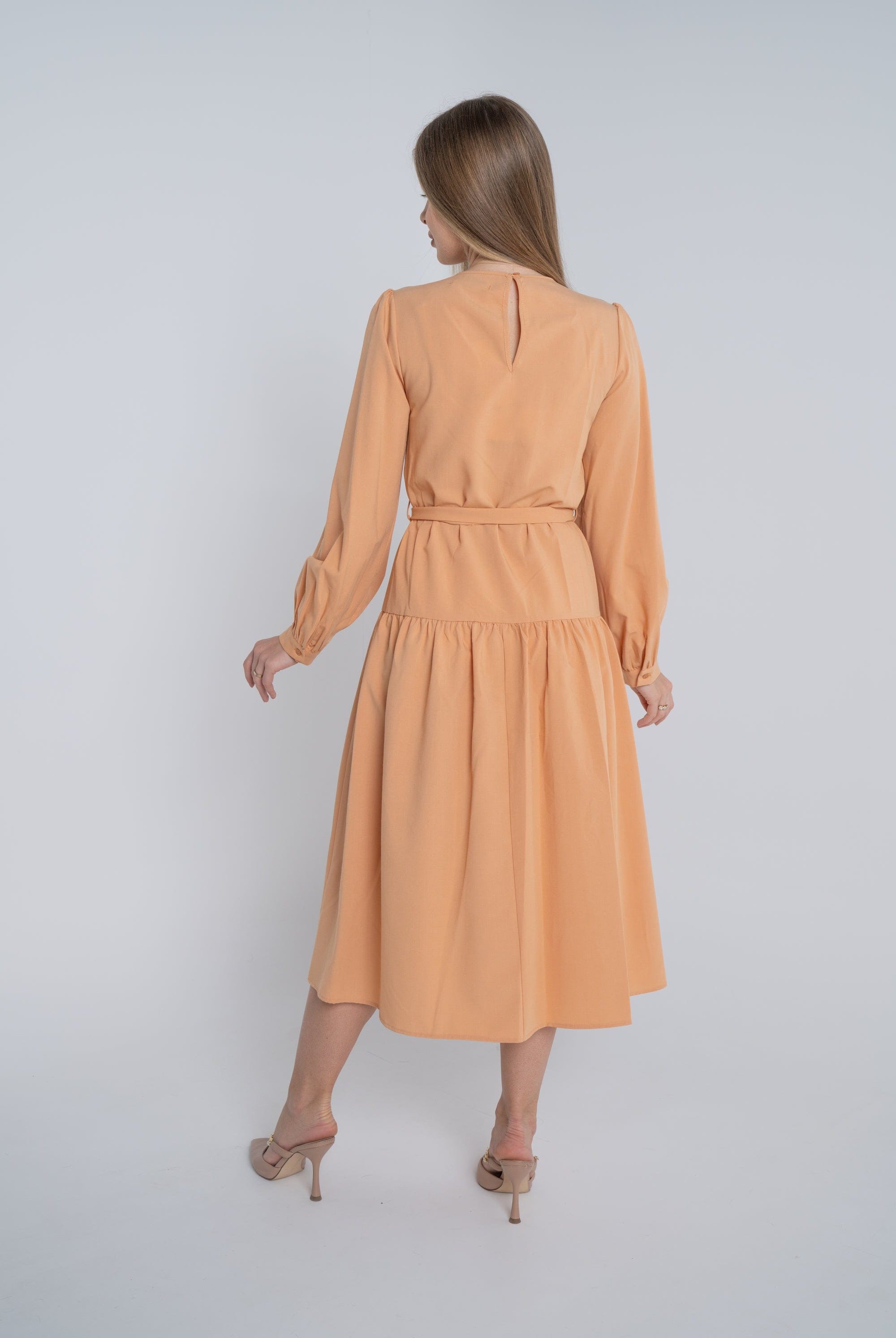 ميكا فستان ميدي سادة بكسرات على الصدر كم طويل نسائي