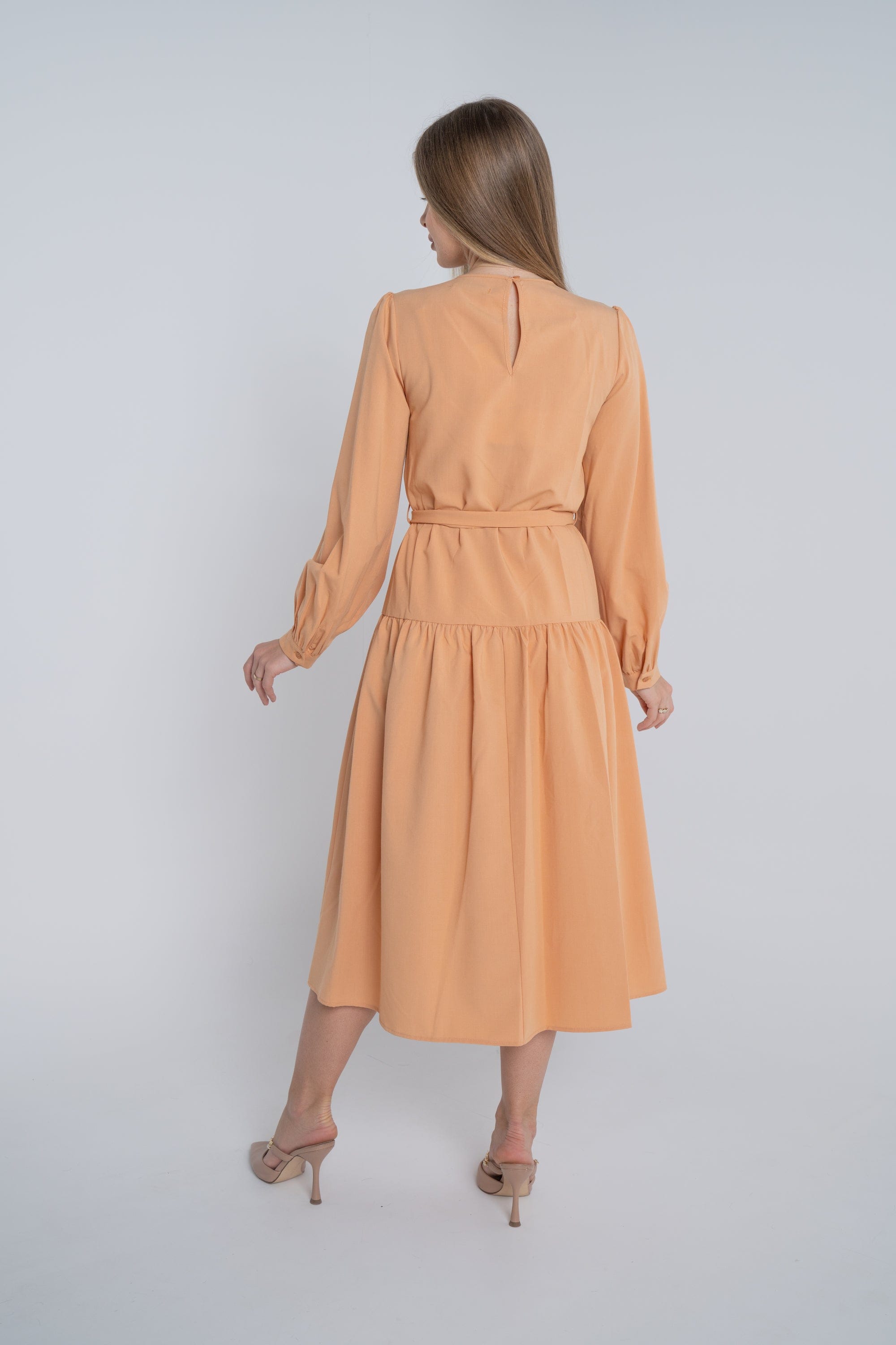 ميكا فستان ميدي سادة بكسرات على الصدر كم طويل نسائي