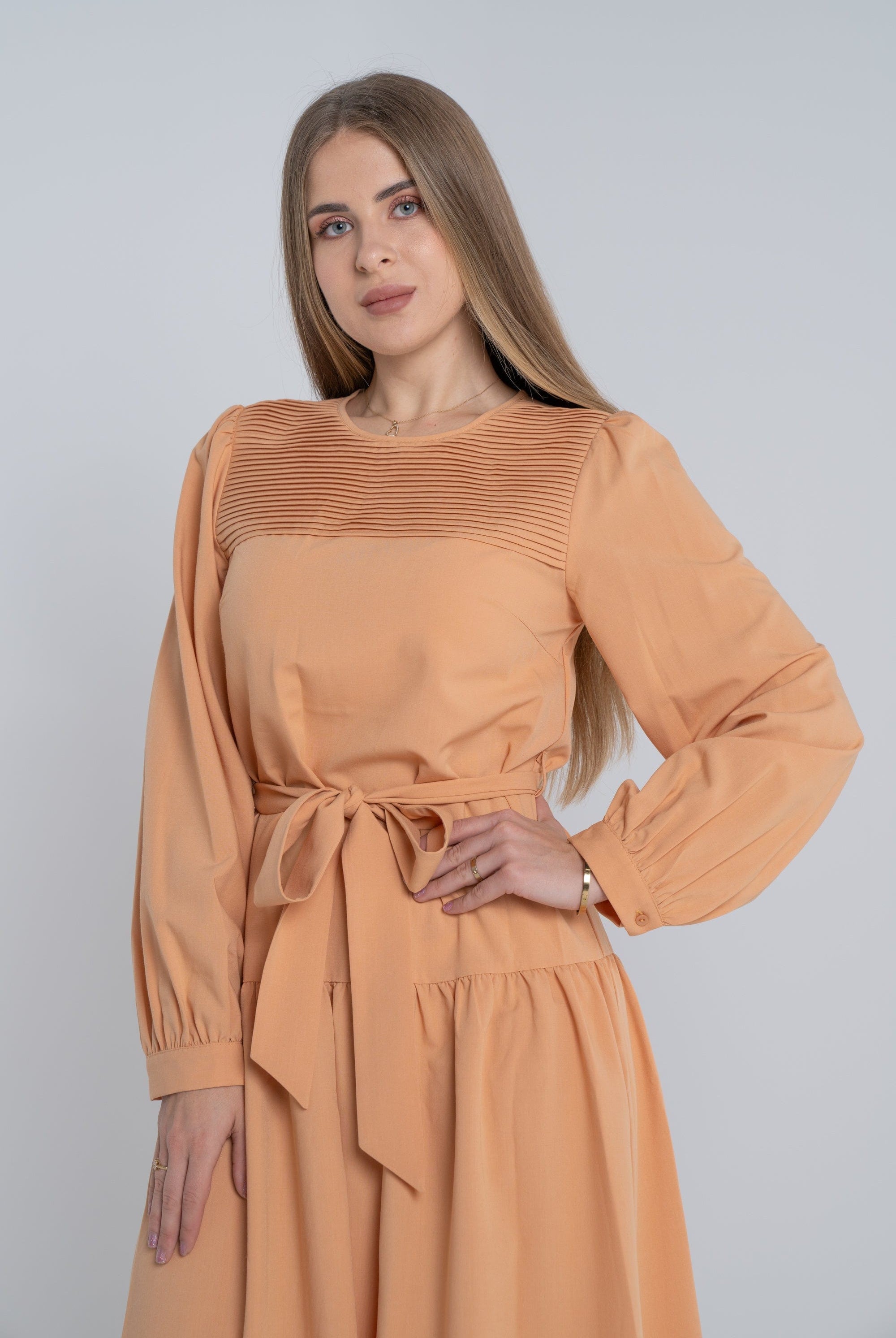 ميكا فستان ميدي سادة بكسرات على الصدر كم طويل نسائي