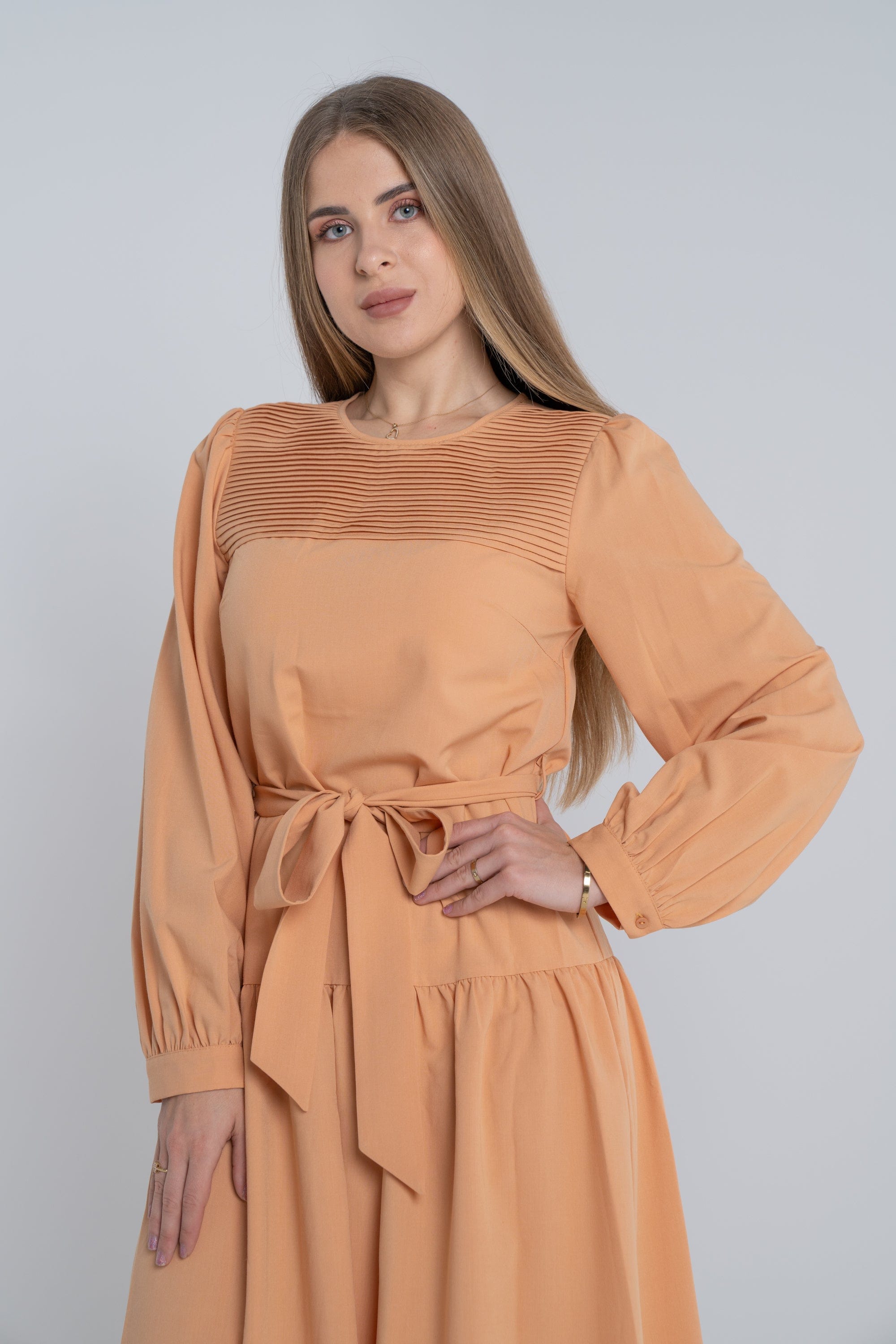 ميكا فستان ميدي سادة بكسرات على الصدر كم طويل نسائي