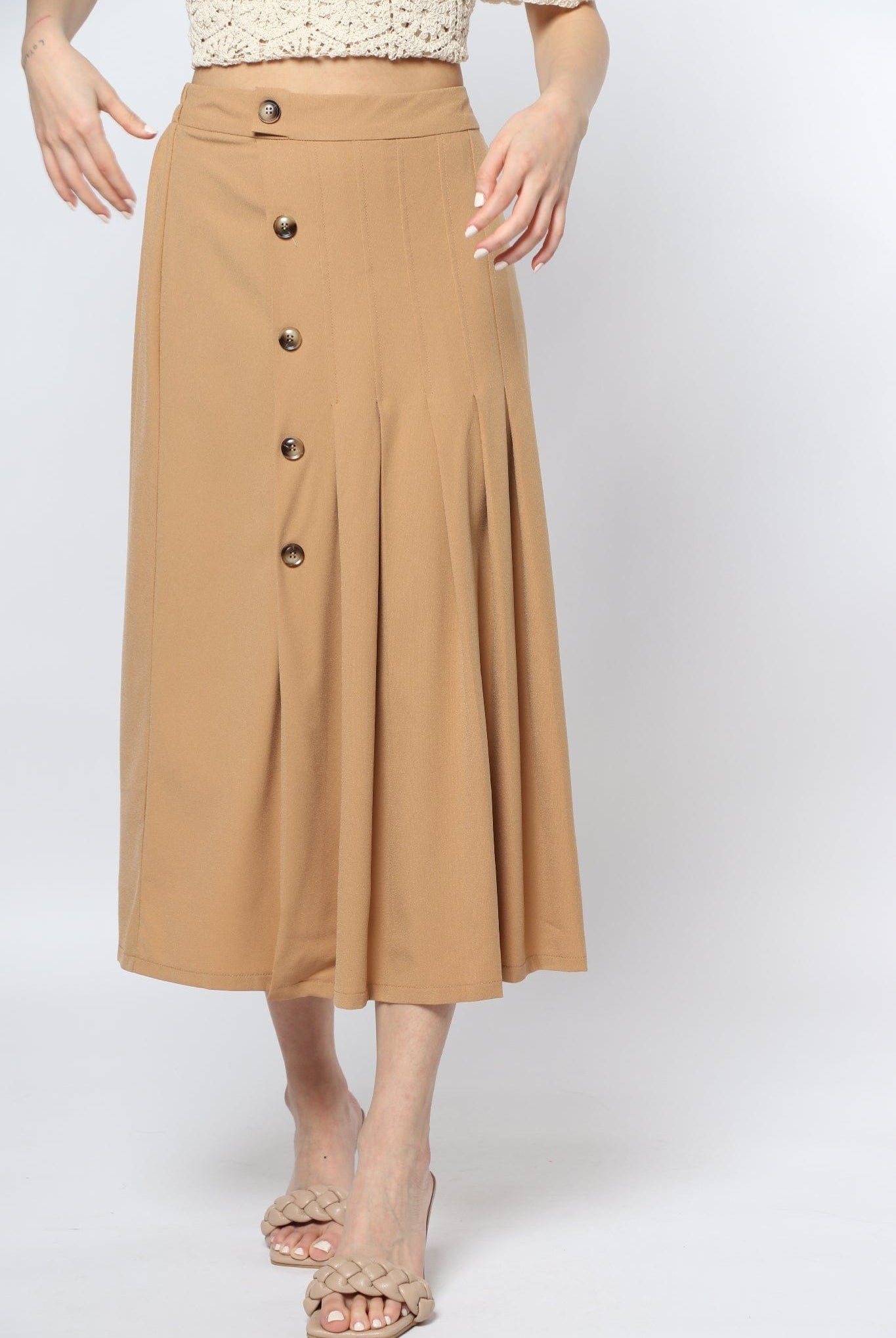 ميكا تنورة ميدي بكسرات مزين بأزرار أمامية