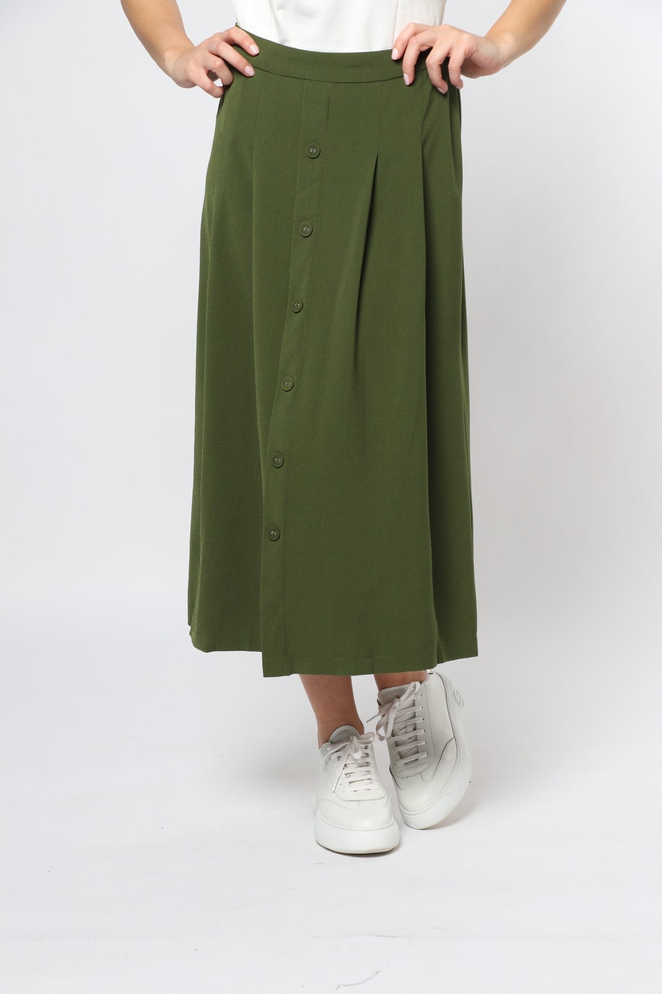 ميكا تنورة ميدي سادة ناعمة مزينة بأزرار أمامية وخصر مزموم