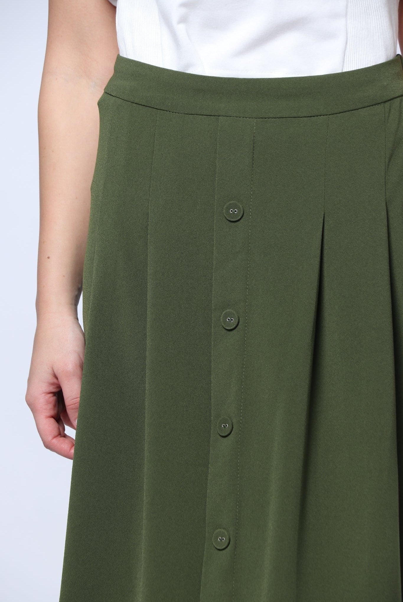 ميكا تنورة ميدي سادة ناعمة مزينة بأزرار أمامية وخصر مزموم