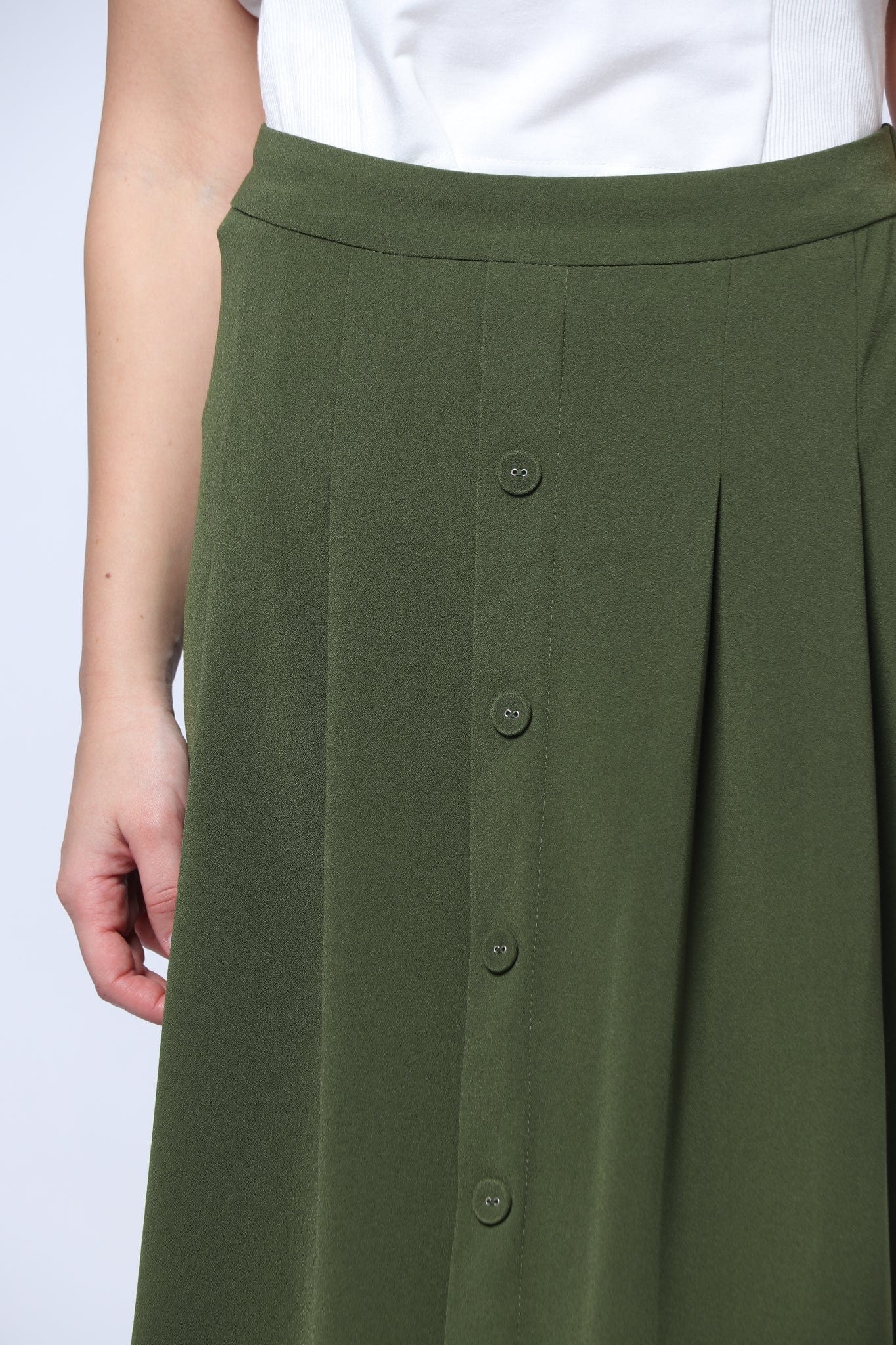 ميكا تنورة ميدي سادة ناعمة مزينة بأزرار أمامية وخصر مزموم