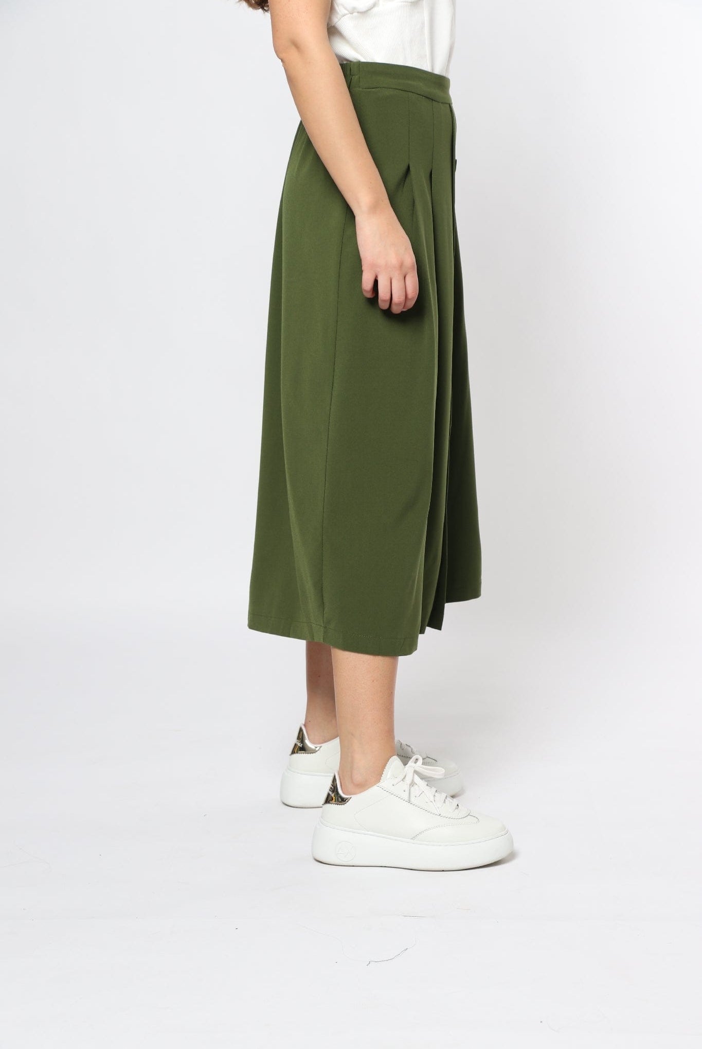 ميكا تنورة ميدي سادة ناعمة مزينة بأزرار أمامية وخصر مزموم