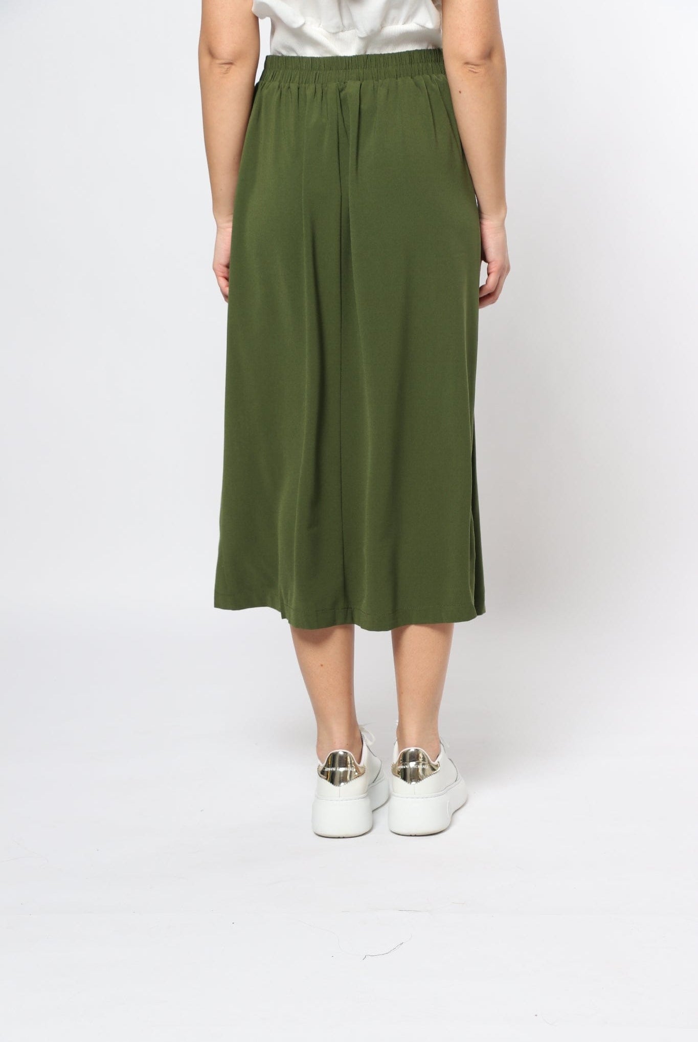 ميكا تنورة ميدي سادة ناعمة مزينة بأزرار أمامية وخصر مزموم