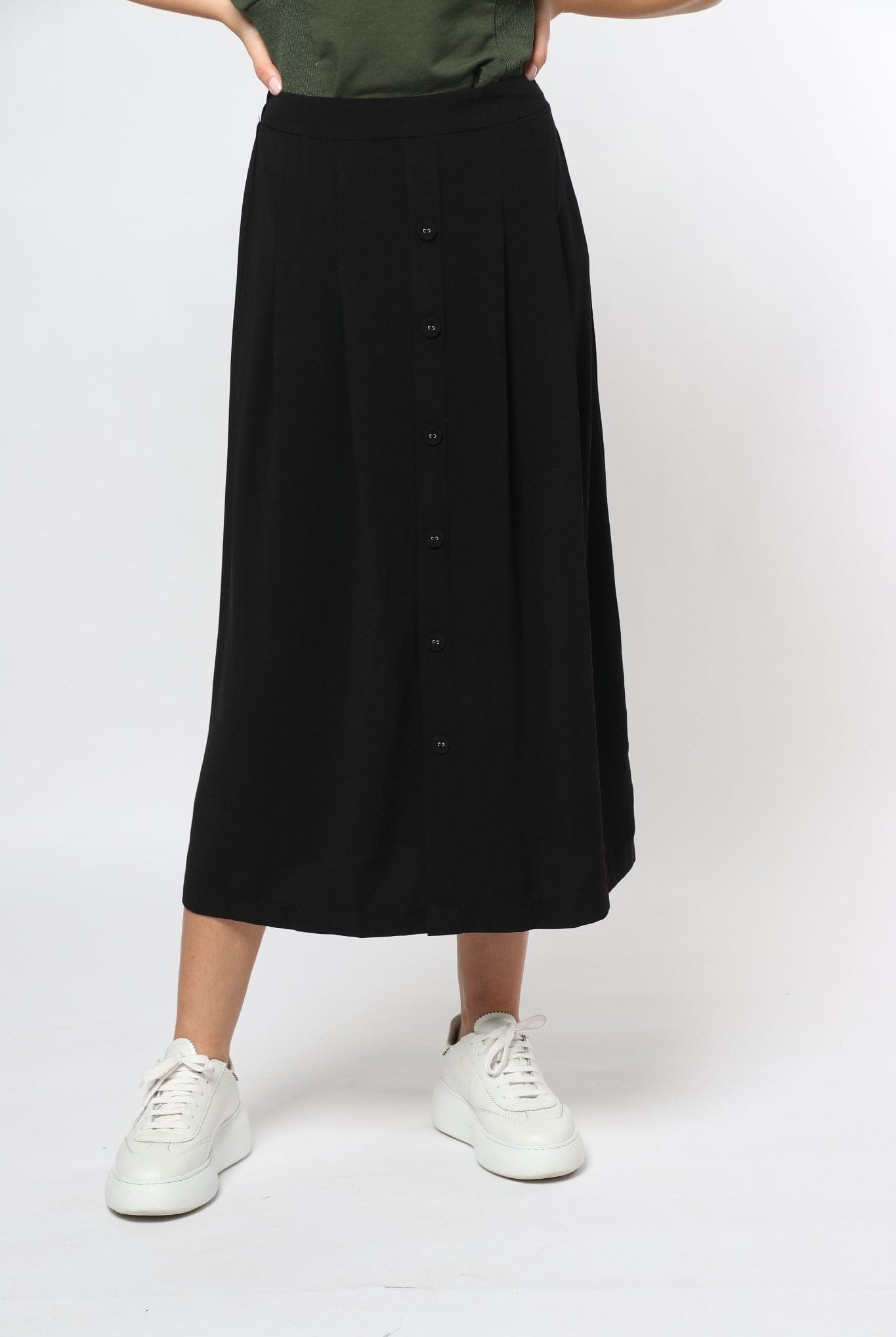 ميكا تنورة ميدي سادة ناعمة مزينة بأزرار أمامية وخصر مزموم