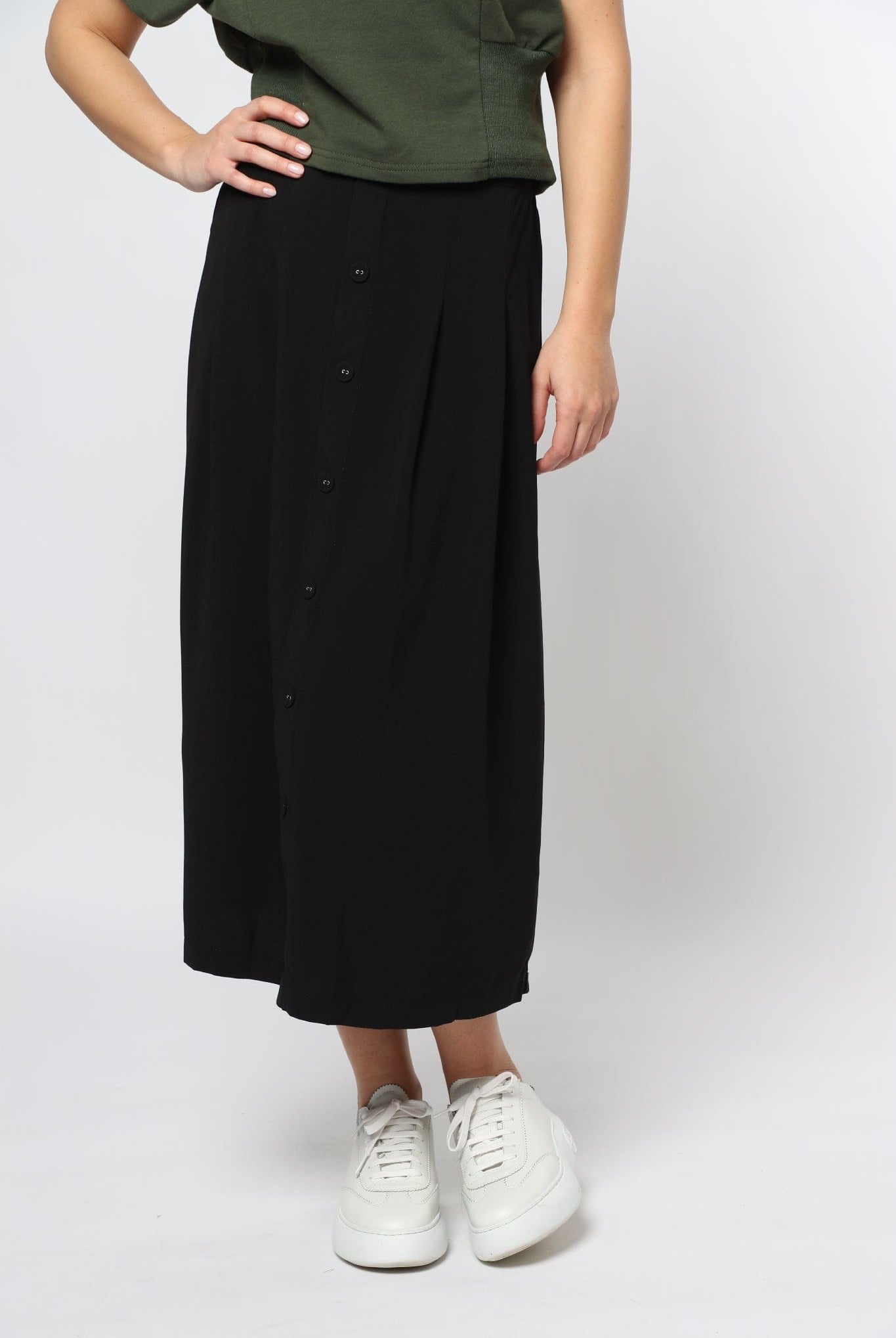 ميكا تنورة ميدي سادة ناعمة مزينة بأزرار أمامية وخصر مزموم