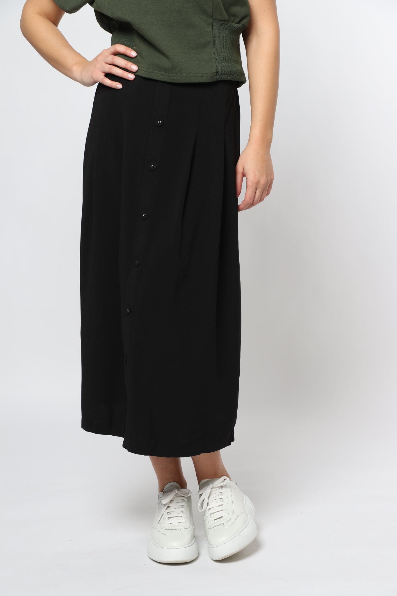 ميكا تنورة ميدي سادة ناعمة مزينة بأزرار أمامية وخصر مزموم