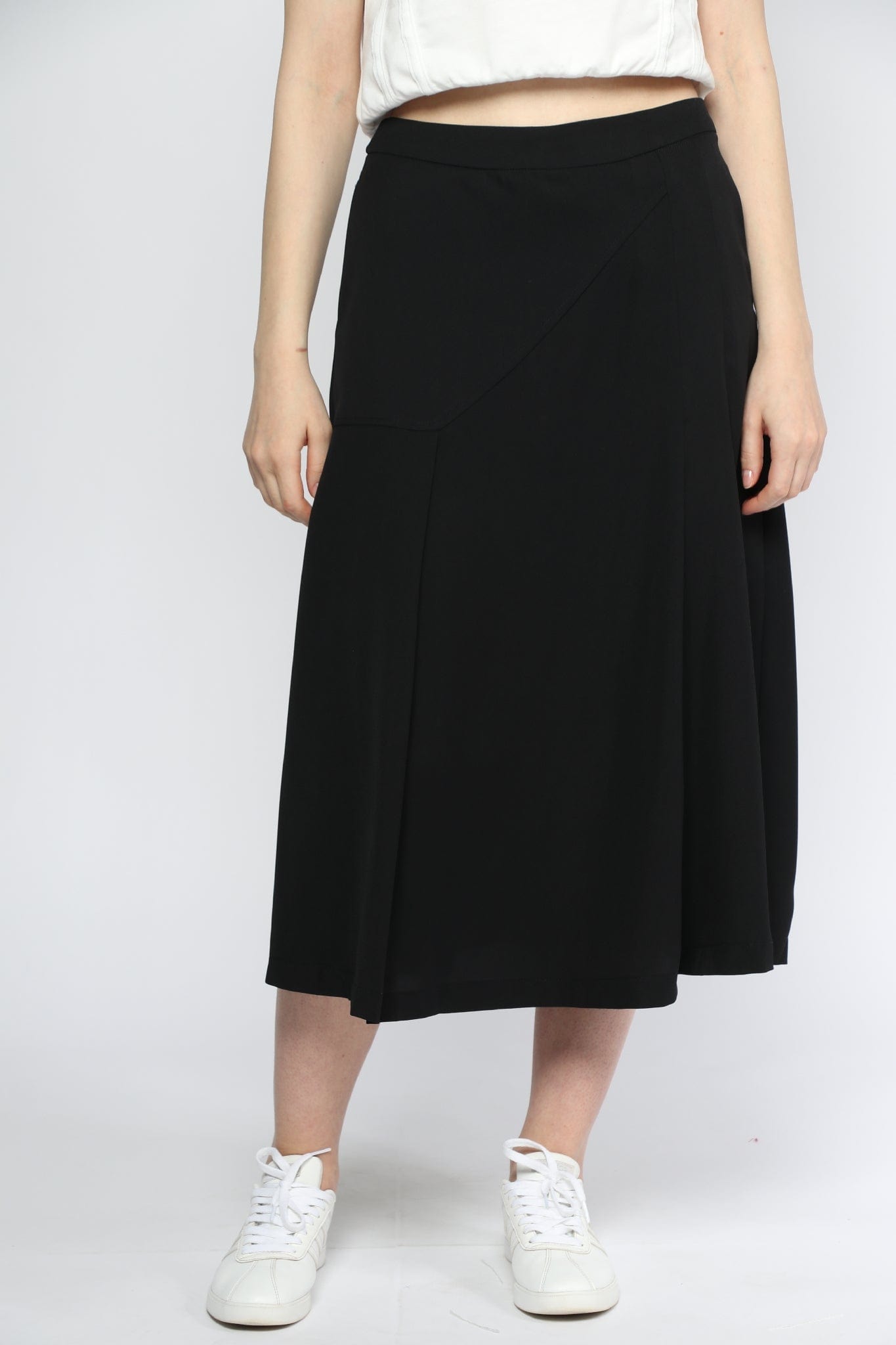 ميكا تنورة ميدي واسعة مزينة بقصة جانبية رقيقة مزينة بكسرات