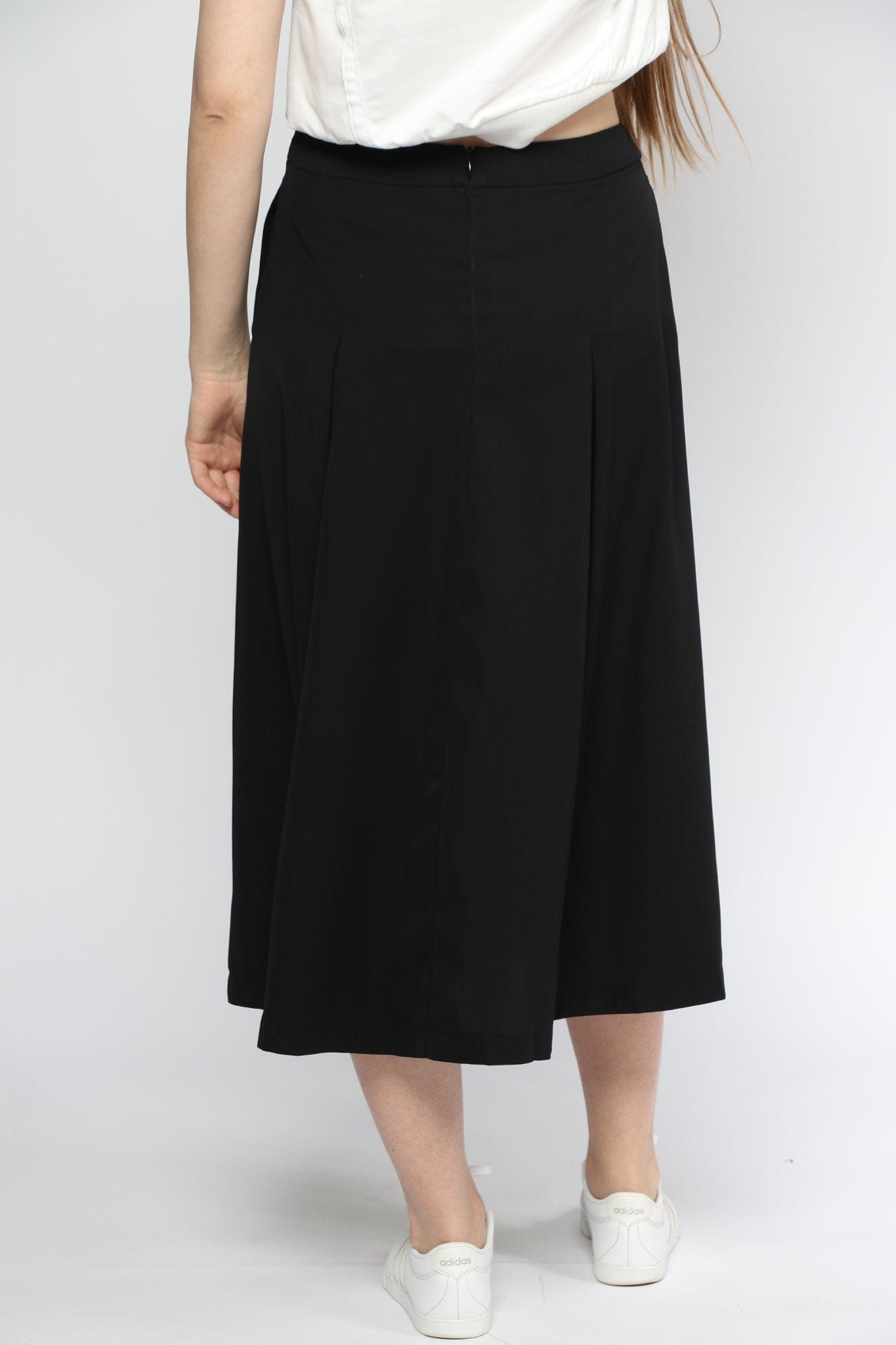 ميكا تنورة ميدي واسعة مزينة بقصة جانبية رقيقة مزينة بكسرات