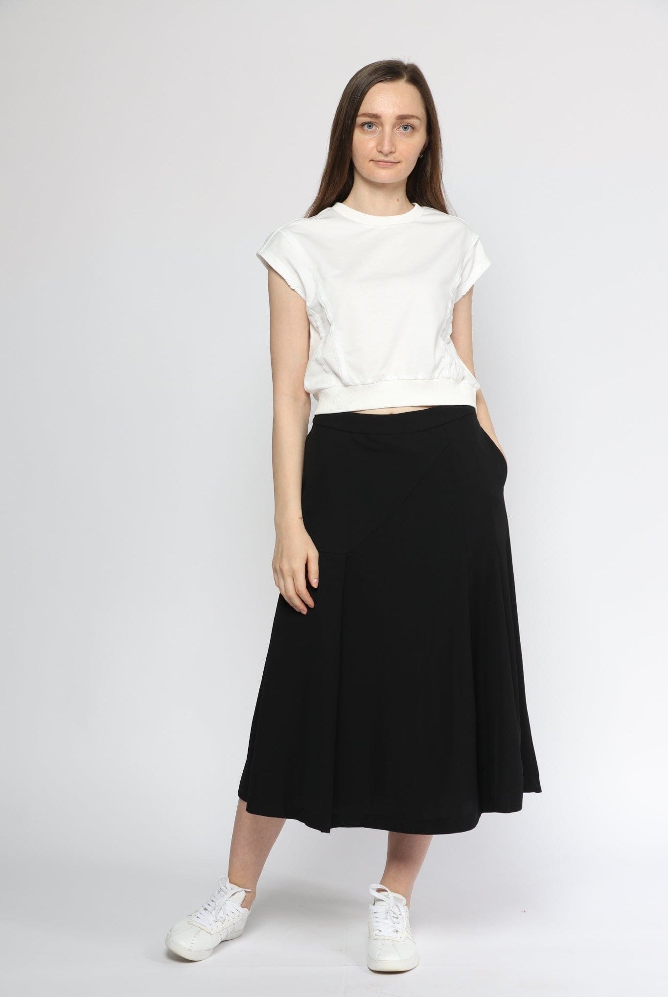 ميكا تنورة ميدي واسعة مزينة بقصة جانبية رقيقة مزينة بكسرات