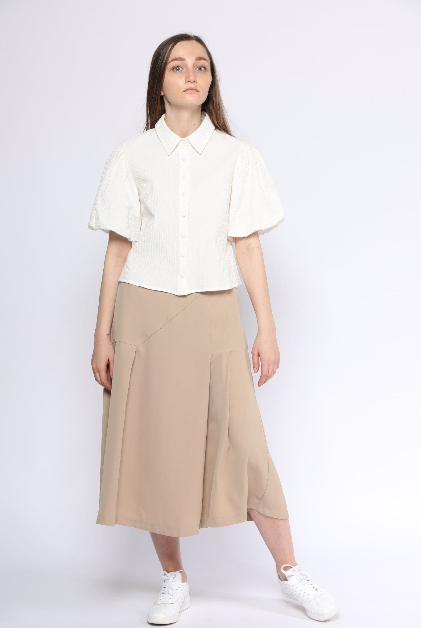 ميكا تنورة ميدي واسعة مزينة بقصة جانبية رقيقة مزينة بكسرات