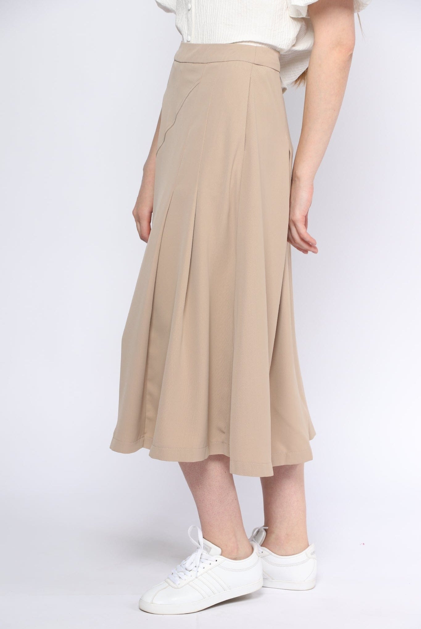 ميكا تنورة ميدي واسعة مزينة بقصة جانبية رقيقة مزينة بكسرات