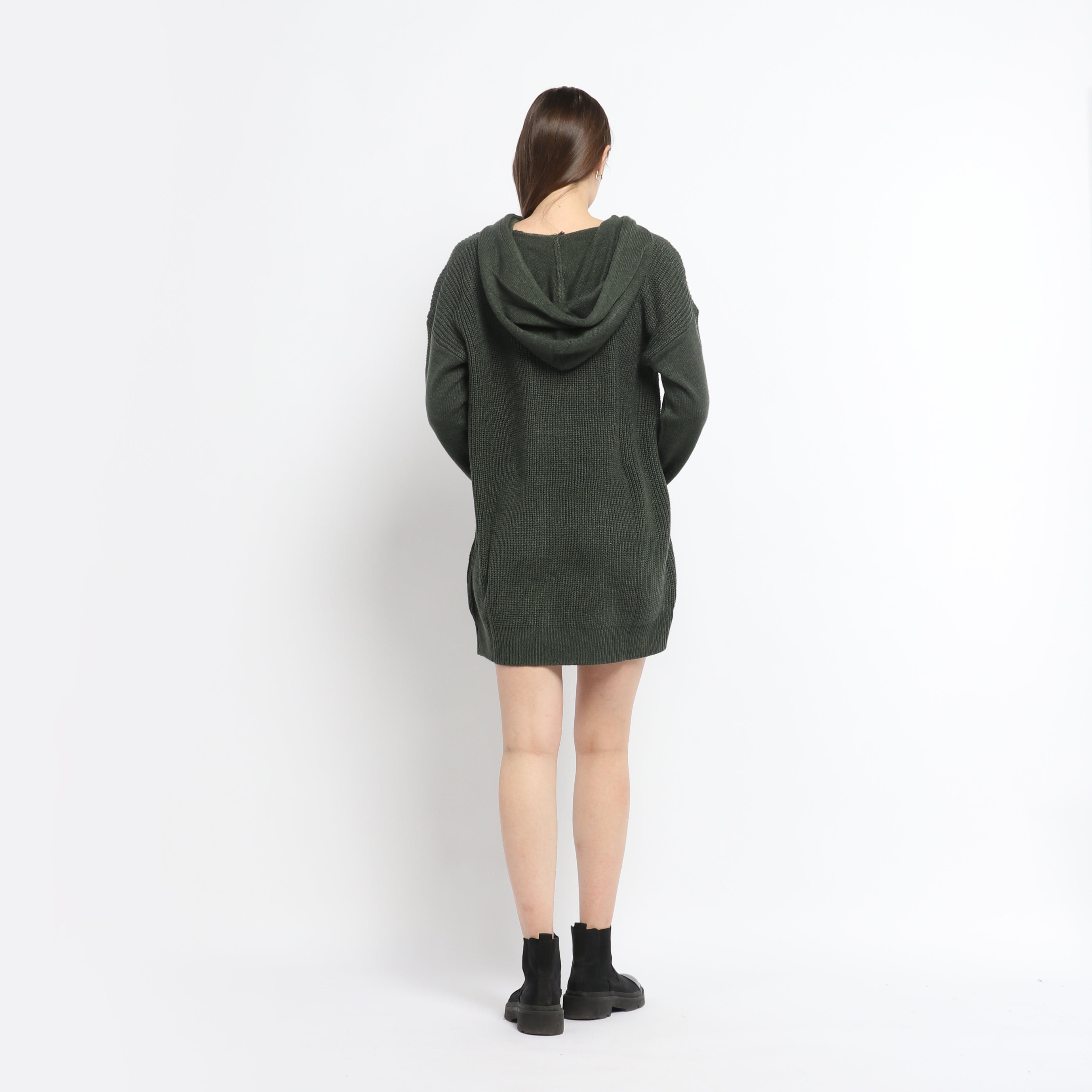 ู
ููุง ุจููุฒุฉ ุทูููุฉ ุดุชูู ู
ุน ูุจุนุฉ ูู
ุทููู ูุณุงุฆู