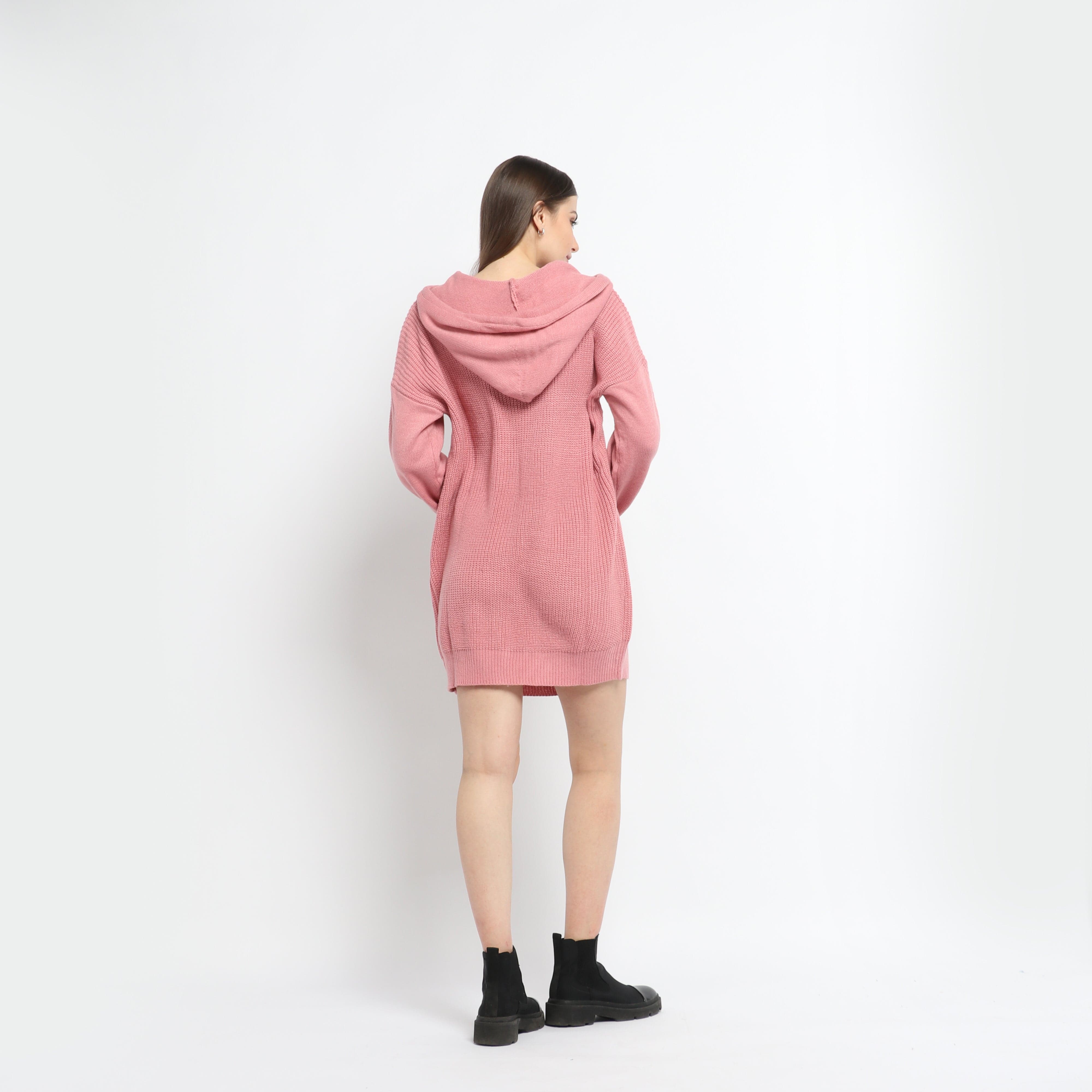 ู
ููุง ุจููุฒุฉ ุทูููุฉ ุดุชูู ู
ุน ูุจุนุฉ ูู
ุทููู ูุณุงุฆู