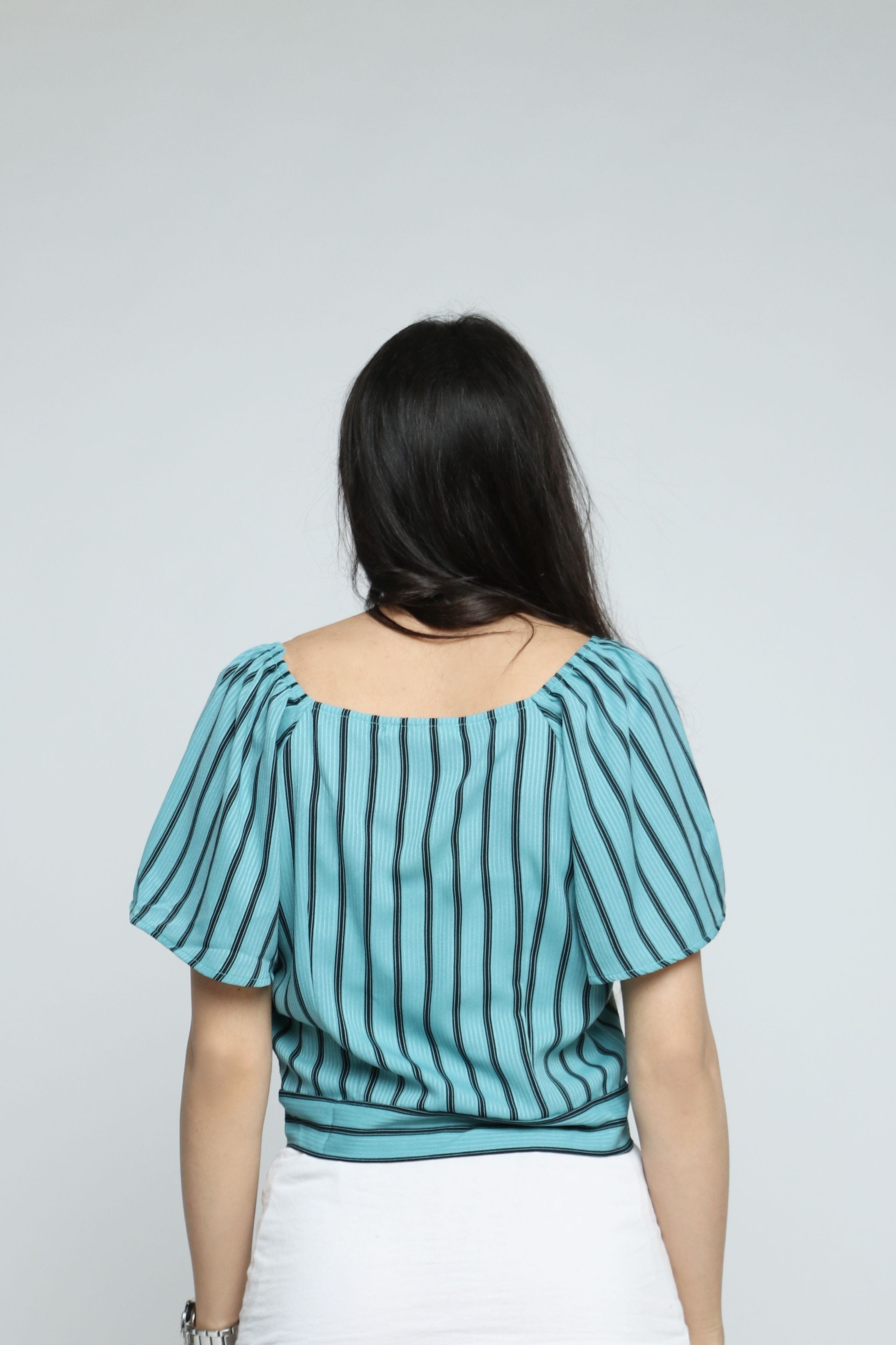 ميكا بلوزة مقلمة بالطول بأكمام قصيرة واسعة وربطة خصر نسائي