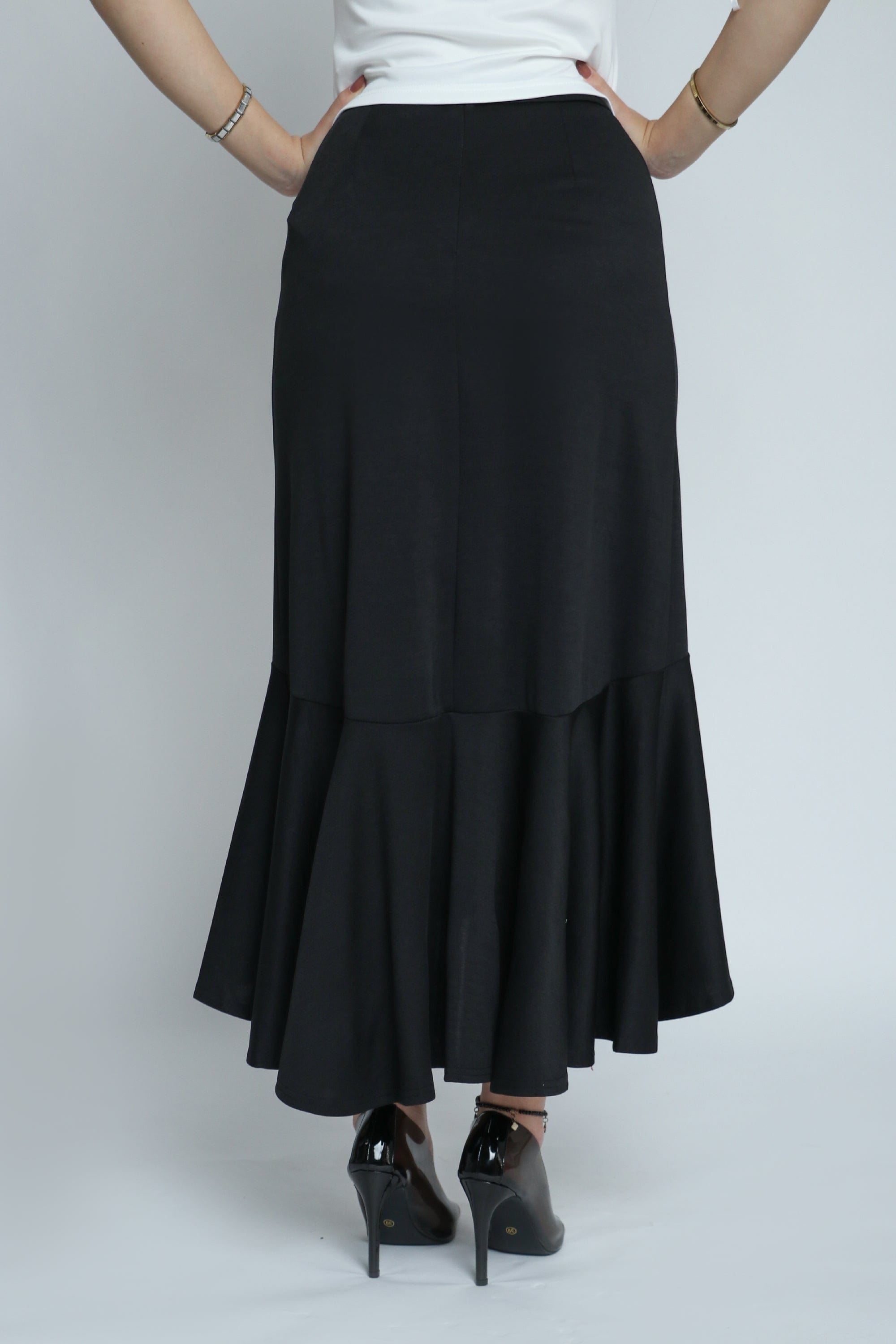 ميكا تنورة متوسطة الطول كشكش من الأسفل طويلة من الخلف قصير من الأمام