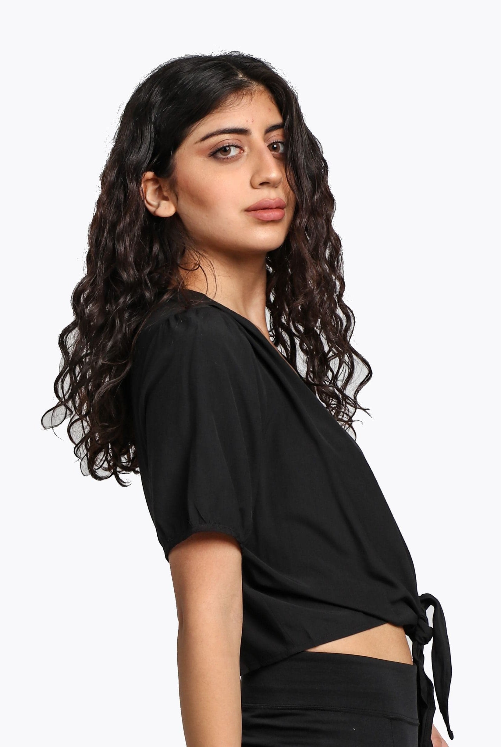 ميكا بلوزه كروب توب بربطة أمامية مزينة بأزرار نص كم نسائي