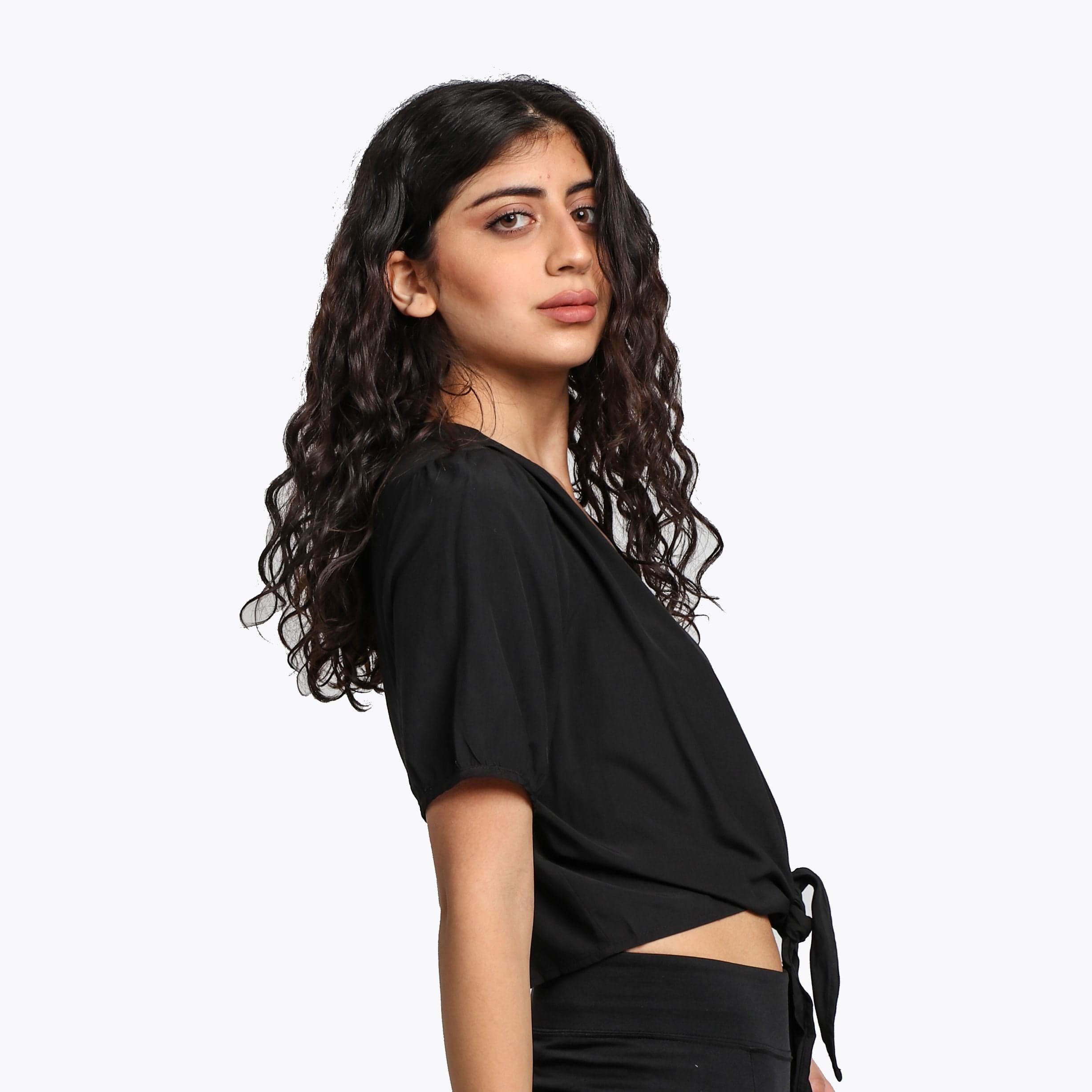 ميكا بلوزه كروب توب بربطة أمامية مزينة بأزرار نص كم نسائي