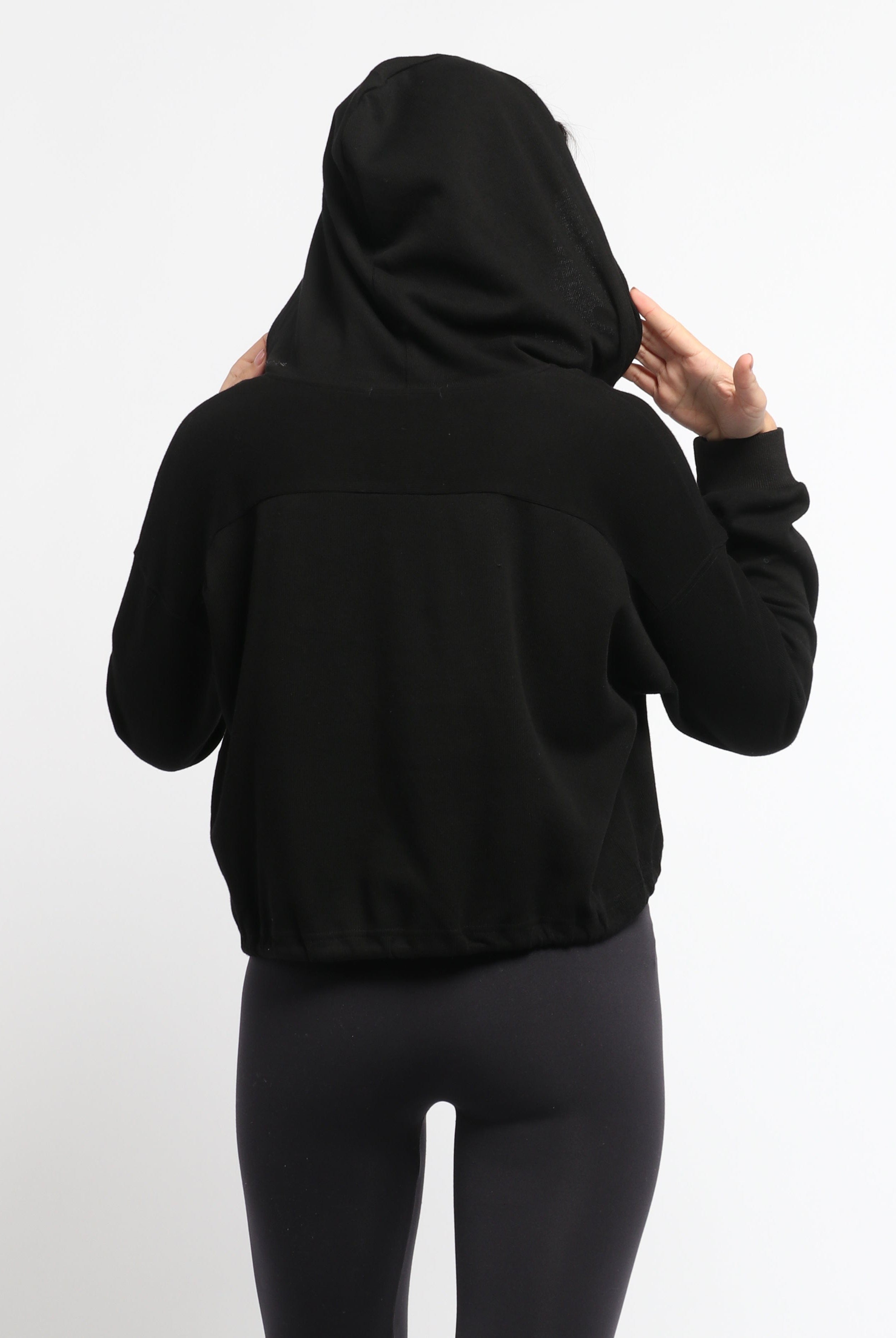 ميكا سترة سادة بأزرار أمامية ورباط من أسفل وقبعة بأكمام طويلة