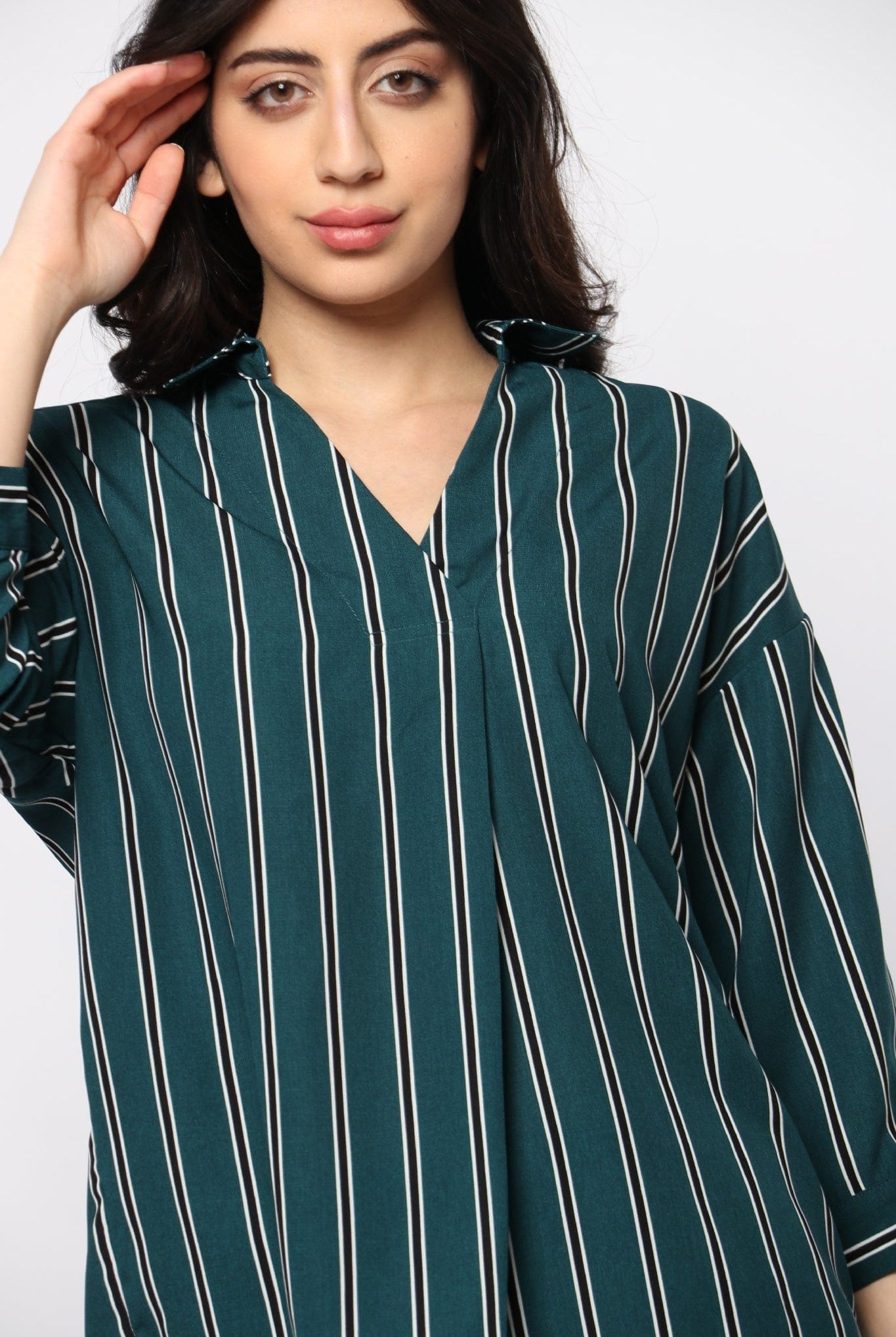 ميكا بلوزة بكسرة أمامية مخطط بالطول بأكمام 3/4