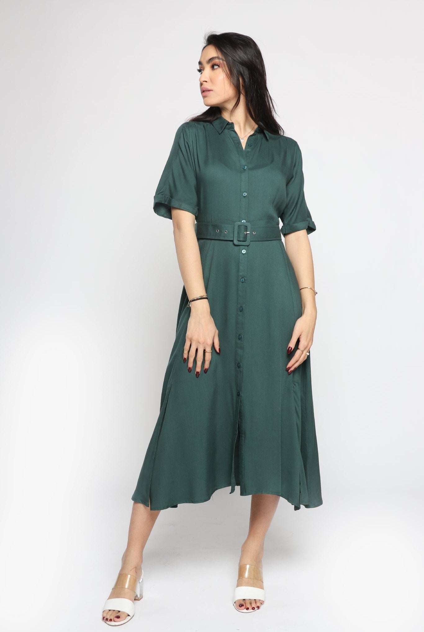 ميكا فستان ميدي بأكمام قصيرة مزين بأزرار أمامية وحزام خصر