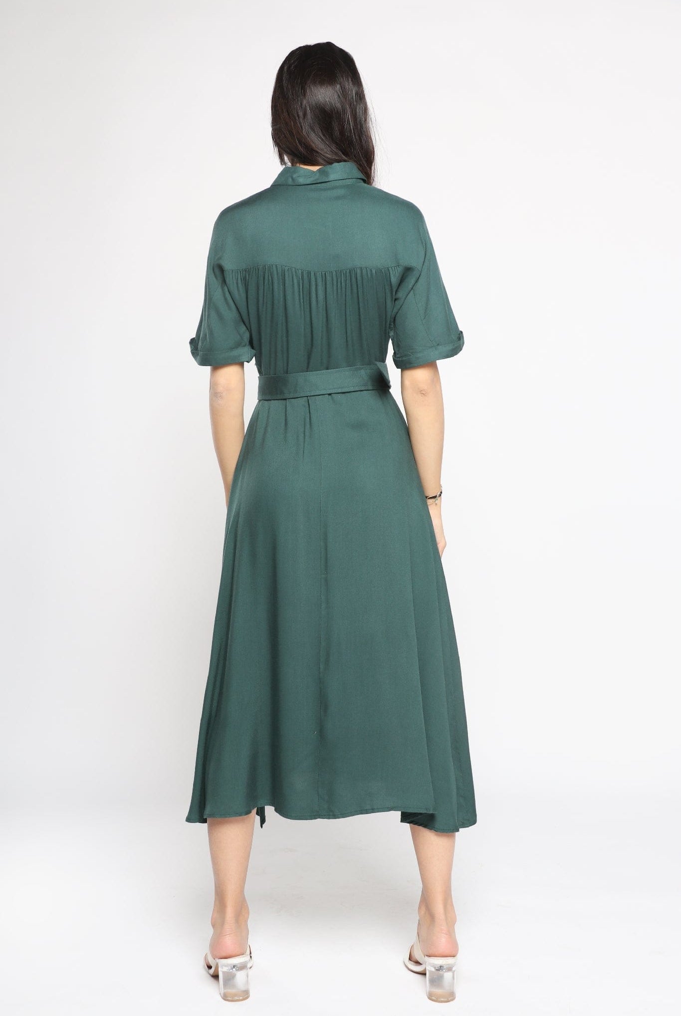 ميكا فستان ميدي بأكمام قصيرة مزين بأزرار أمامية وحزام خصر