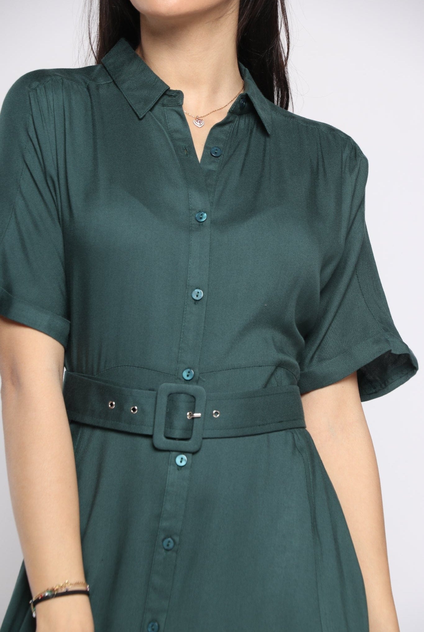 ميكا فستان ميدي بأكمام قصيرة مزين بأزرار أمامية وحزام خصر