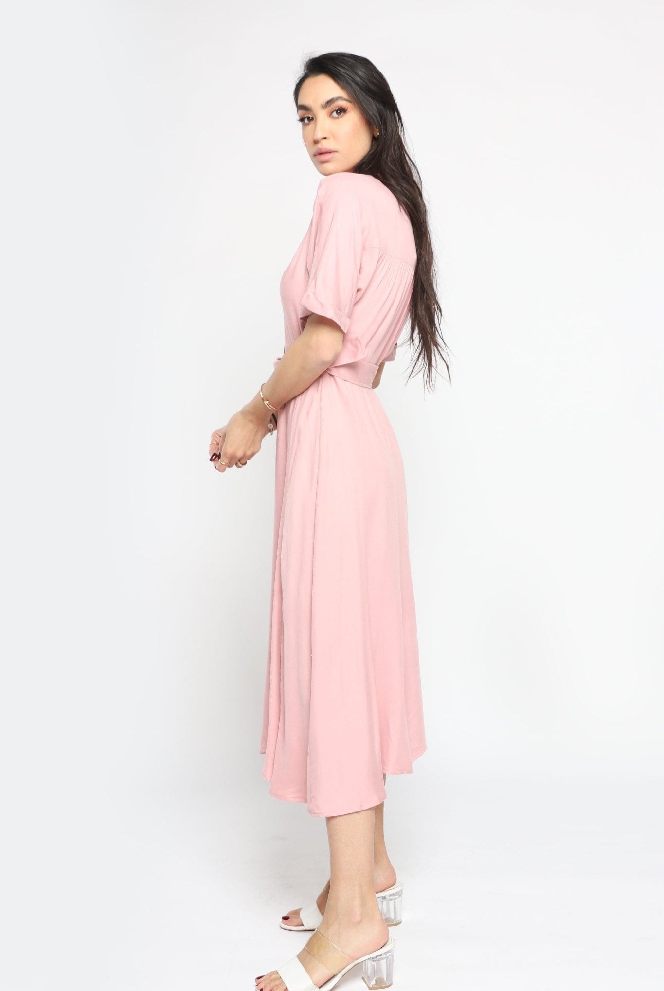 ميكا فستان ميدي بأكمام قصيرة مزين بأزرار أمامية وحزام خصر