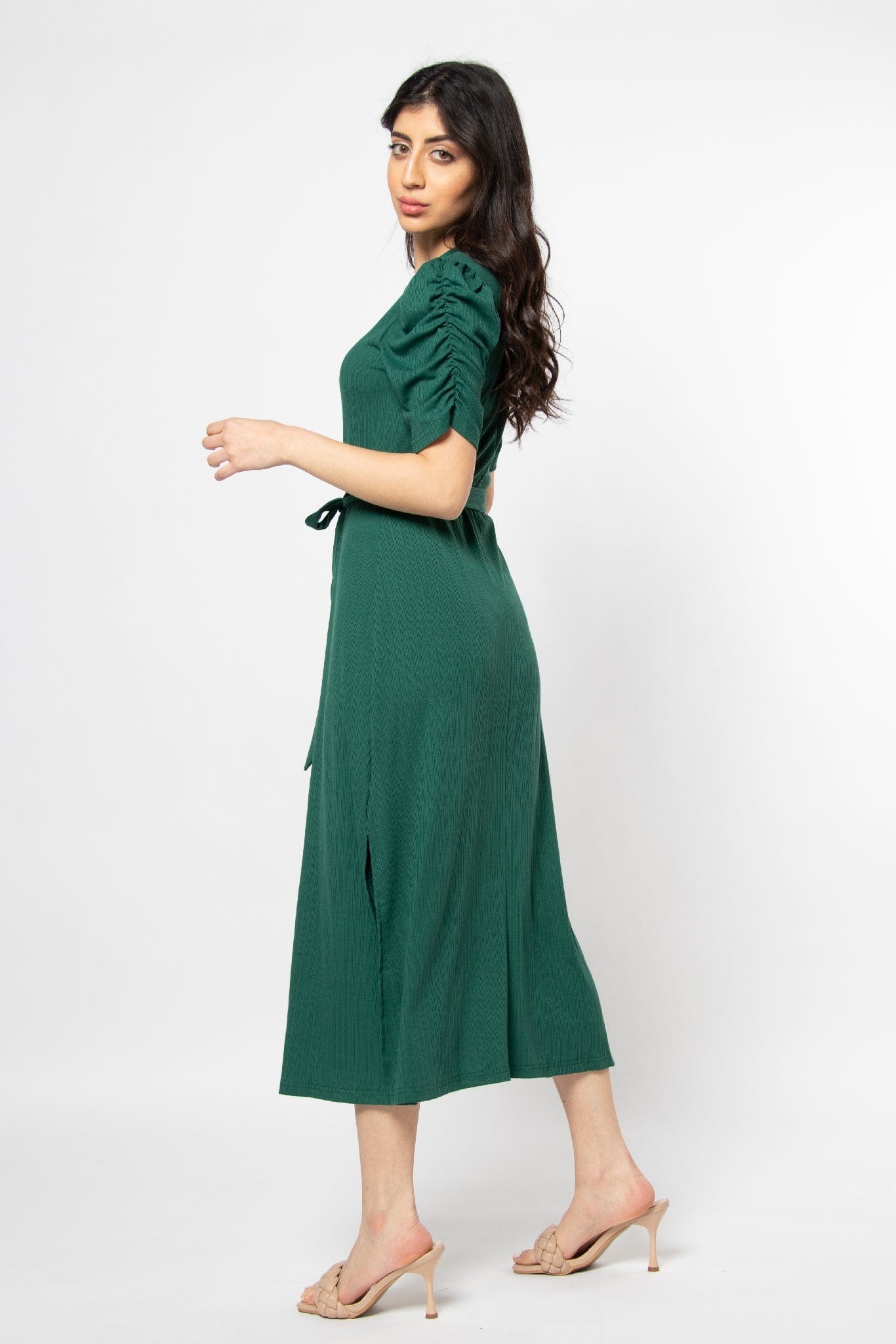 ميكا فستان ميدي بربطة خصر بكم قصير مكشكش