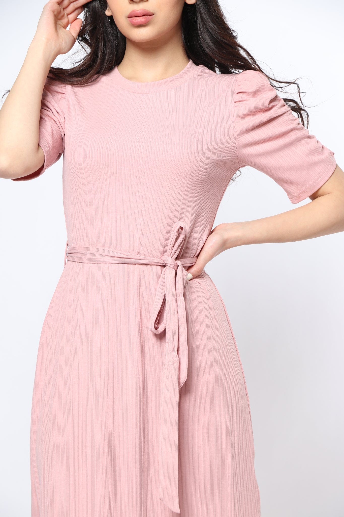 ميكا فستان ميدي بربطة خصر بكم قصير مكشكش