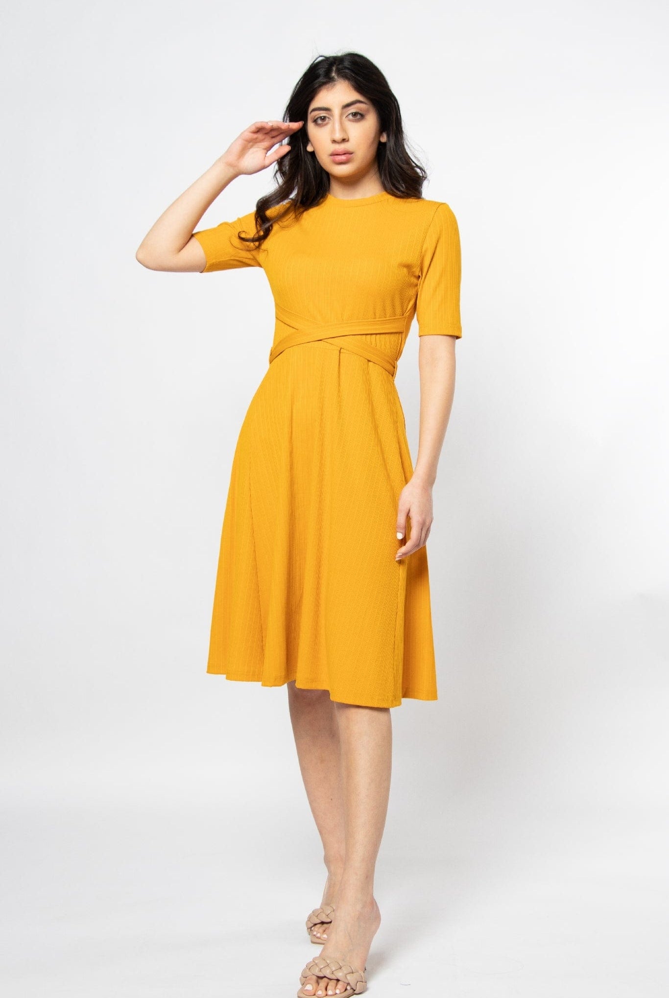 ميكا فستان ميدي أكمام قصير مزموم بياقة دائرية