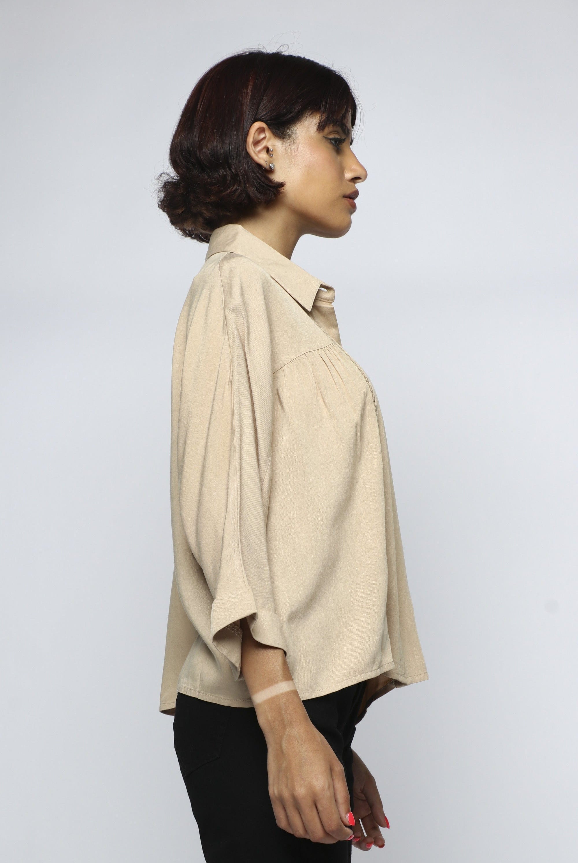 ميكا بلوزة بأزرار أمامية بخطين مخرمين بأكمام 3/4