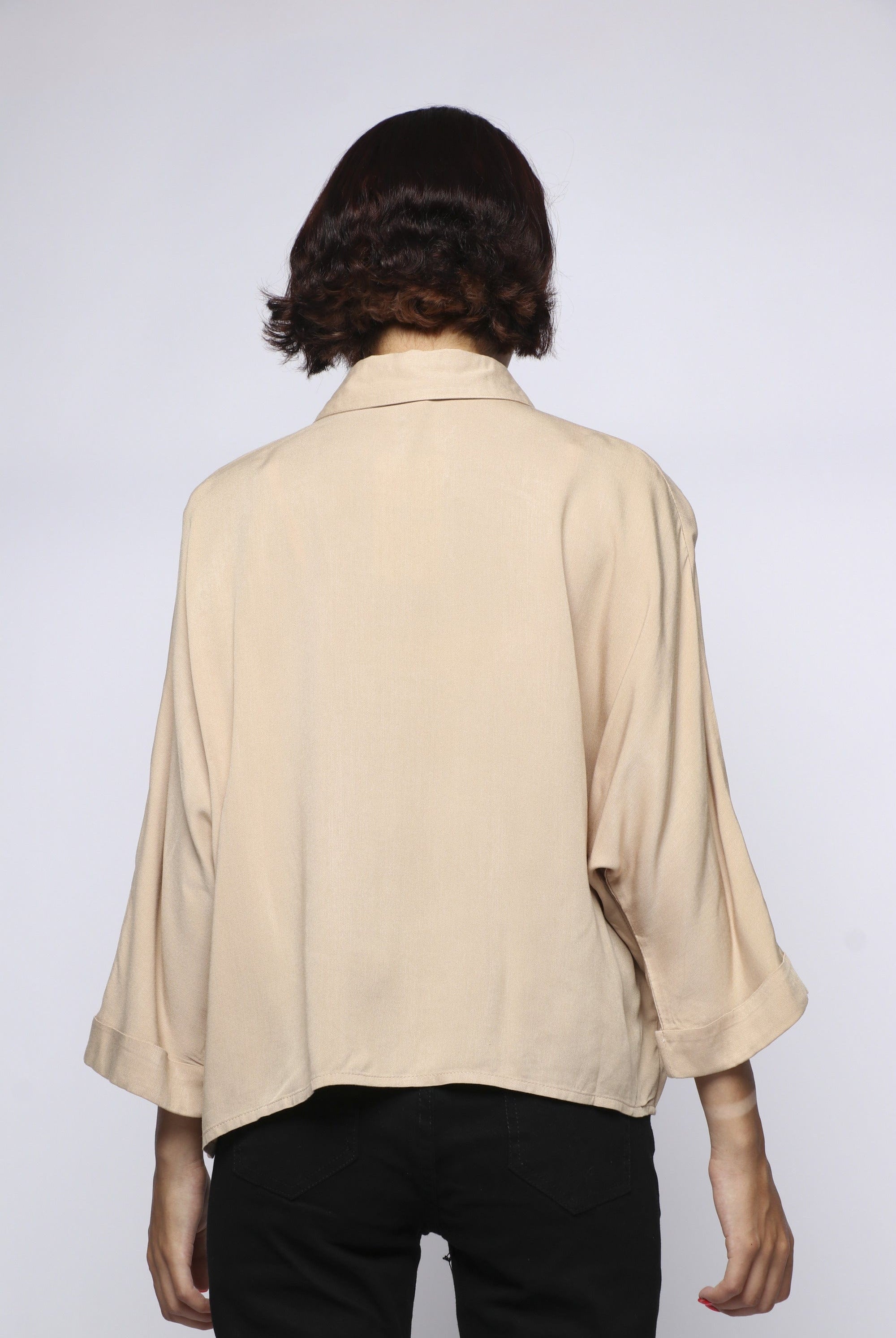 ميكا بلوزة بأزرار أمامية بخطين مخرمين بأكمام 3/4