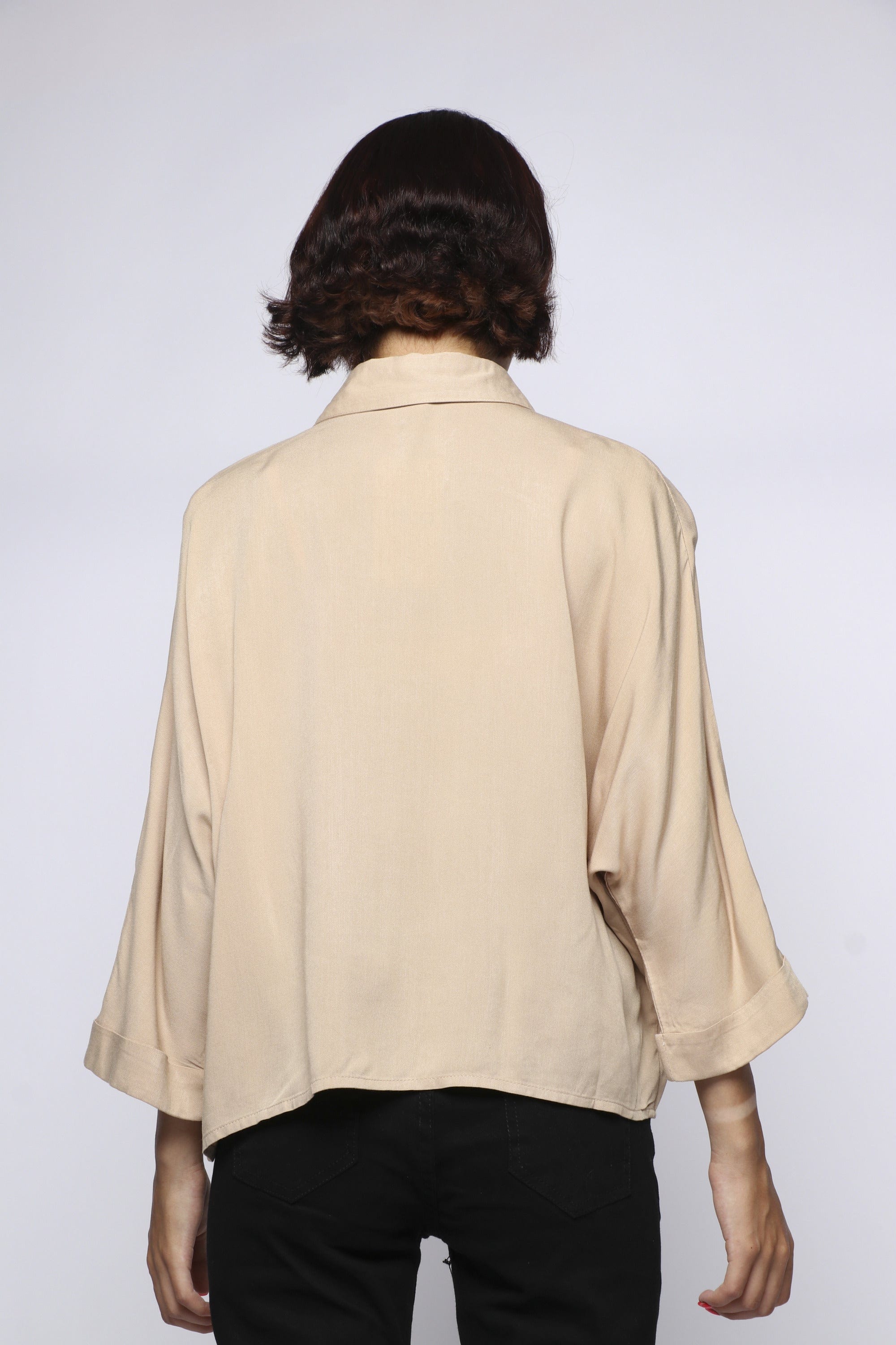 ميكا بلوزة بأزرار أمامية بخطين مخرمين بأكمام 3/4