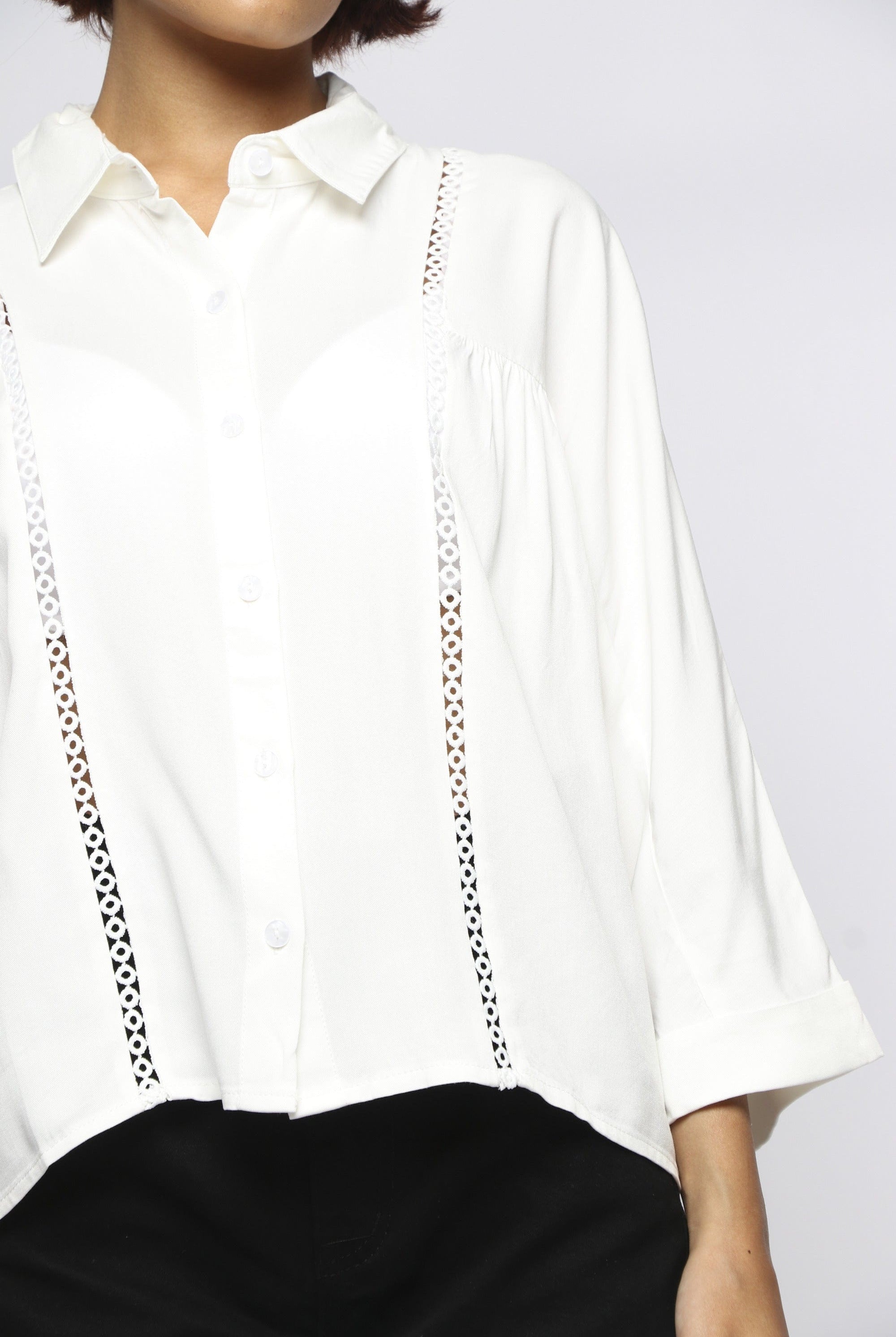 ميكا بلوزة بأزرار أمامية بخطين مخرمين بأكمام 3/4