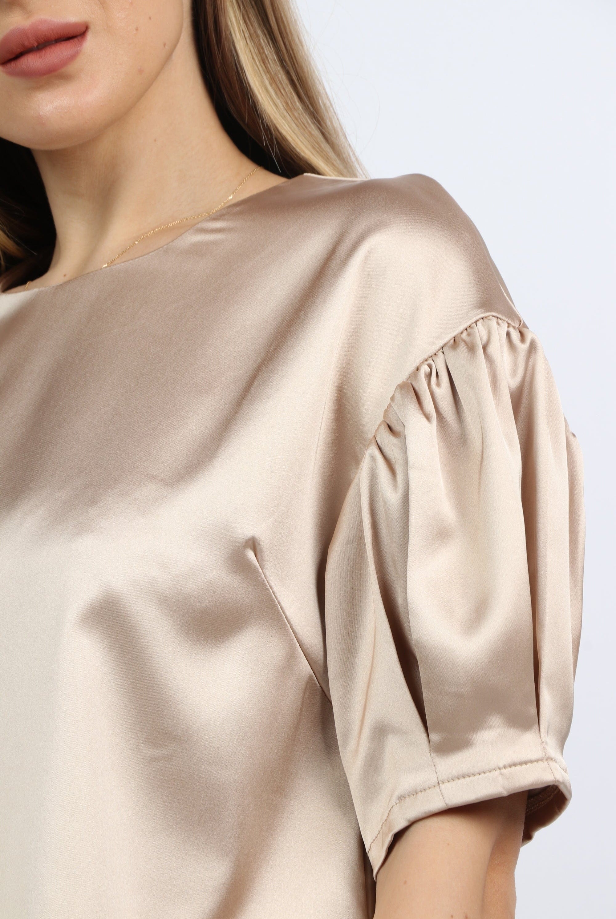 ميكا بلوزة سادة ستان نص كم منفوخ نسائي