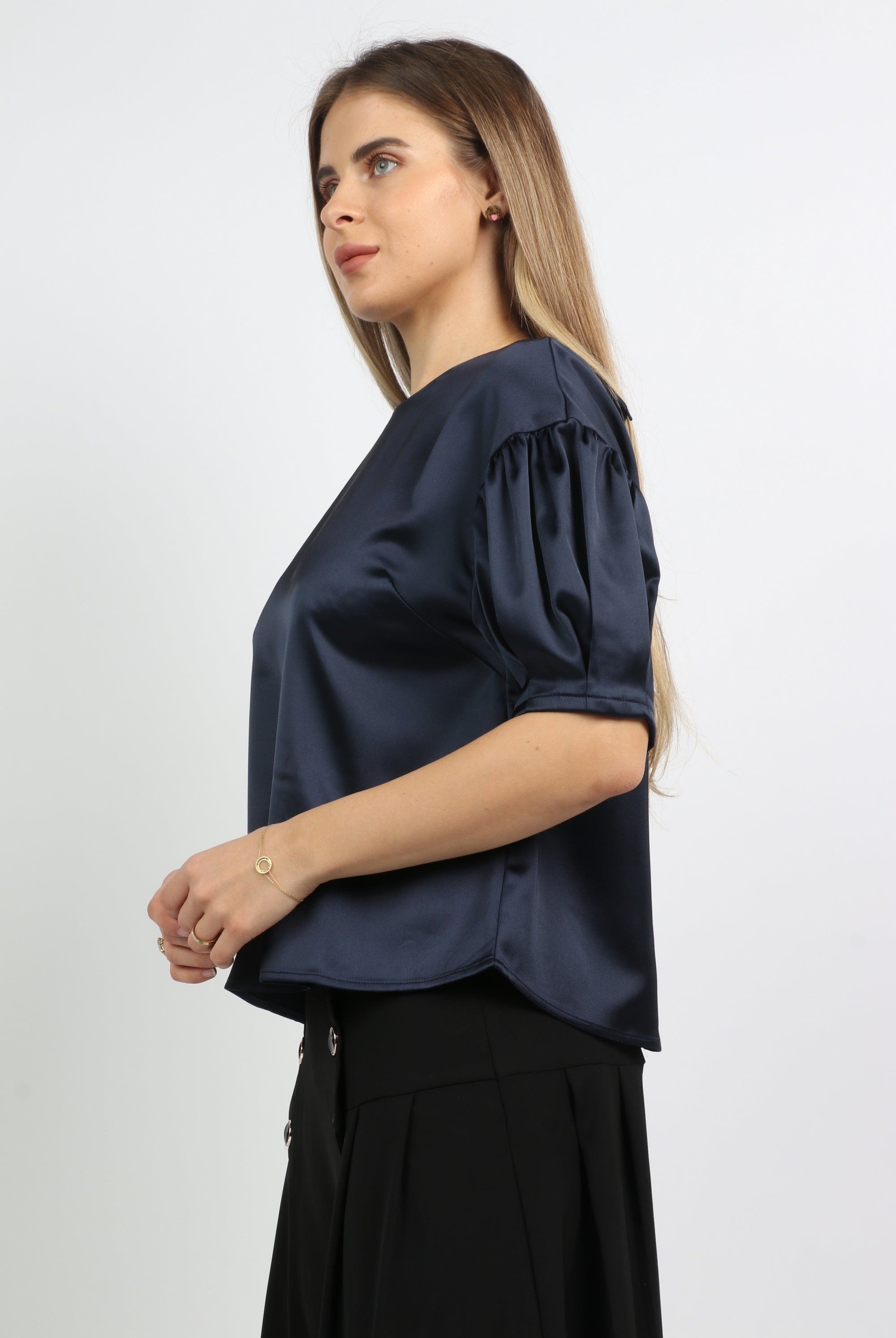 ميكا بلوزة سادة ستان نص كم منفوخ نسائي