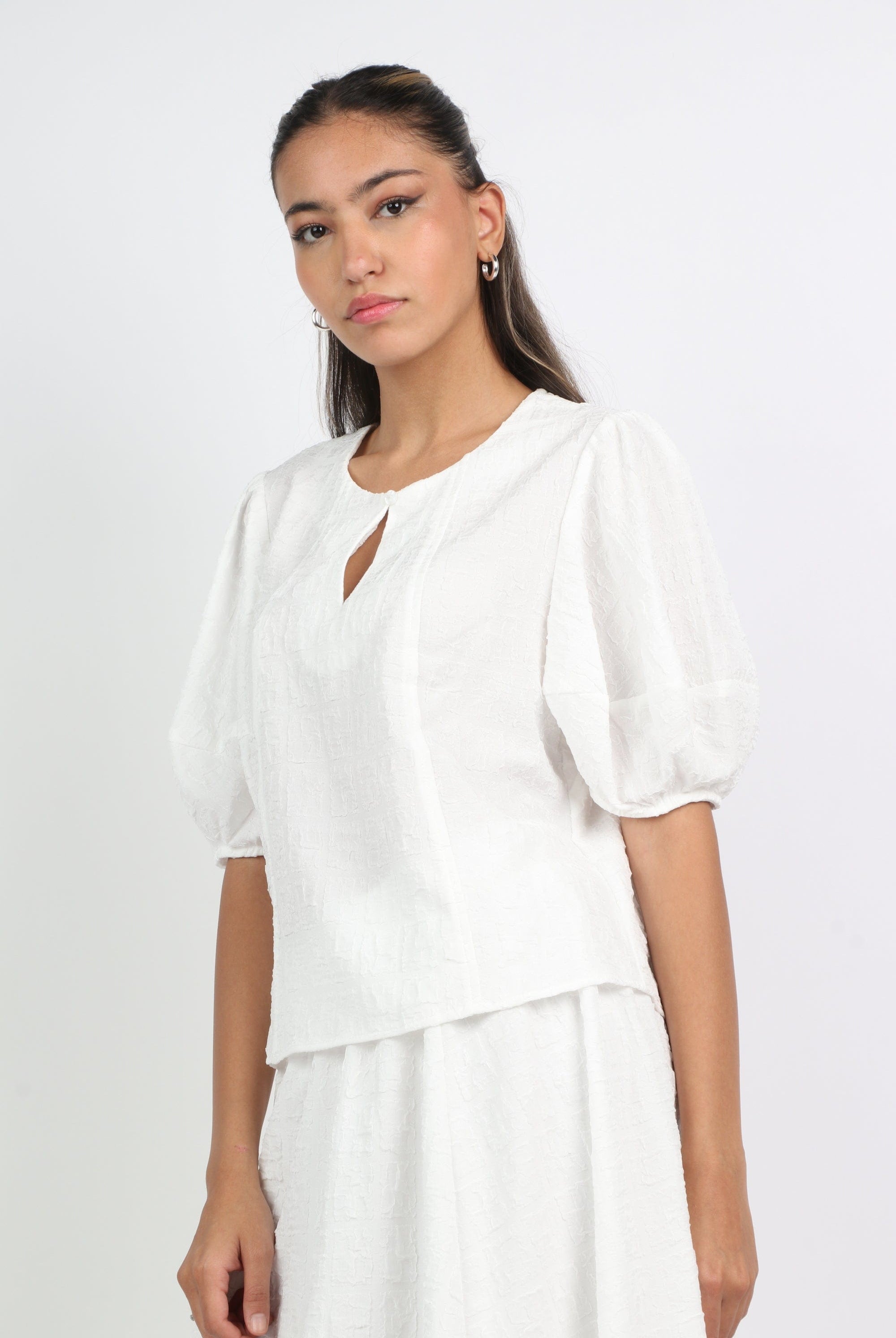 ميكا بلوزة بفتحة صدر كم منفوخ نسائي