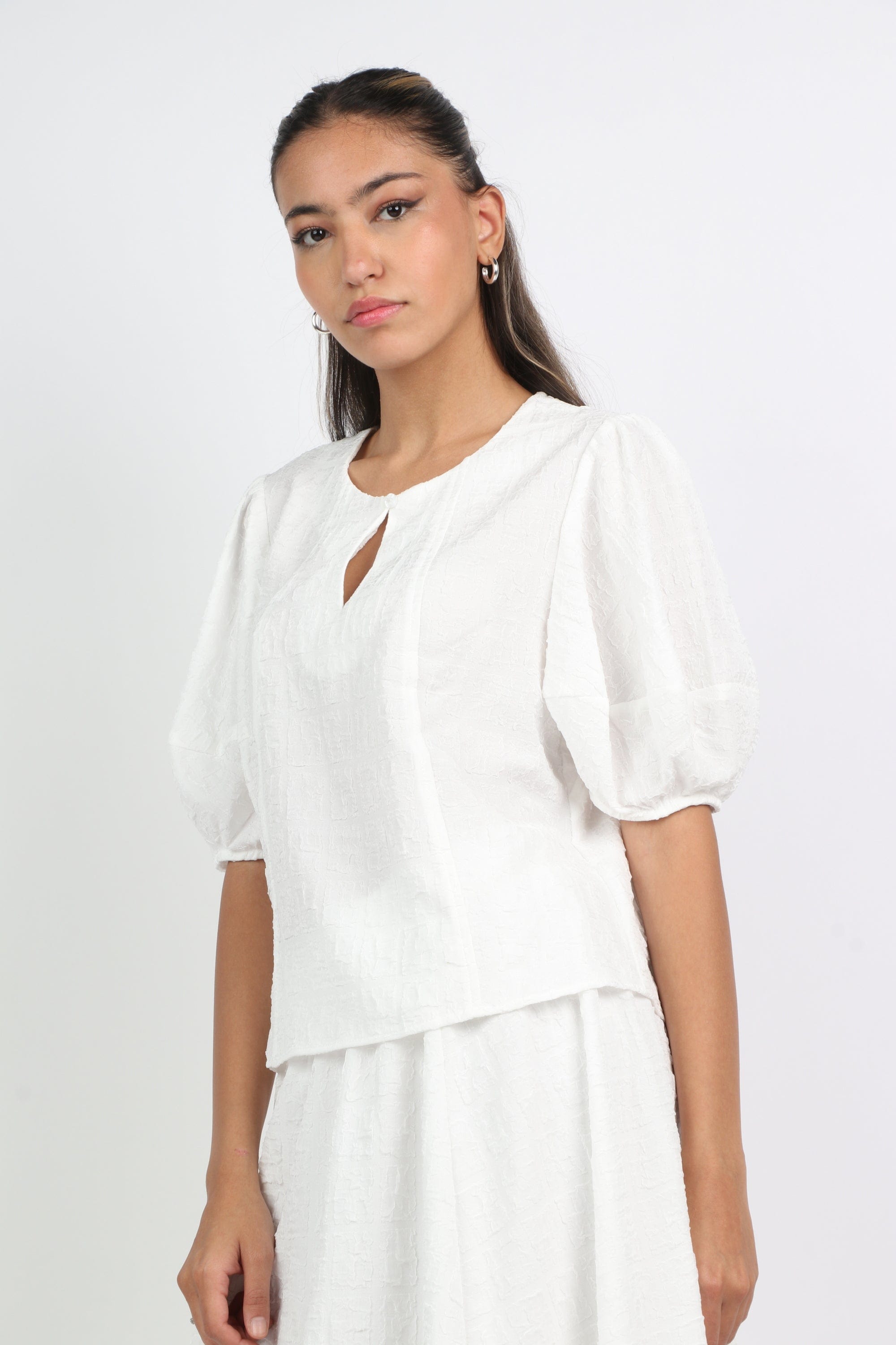 ميكا بلوزة بفتحة صدر كم منفوخ نسائي