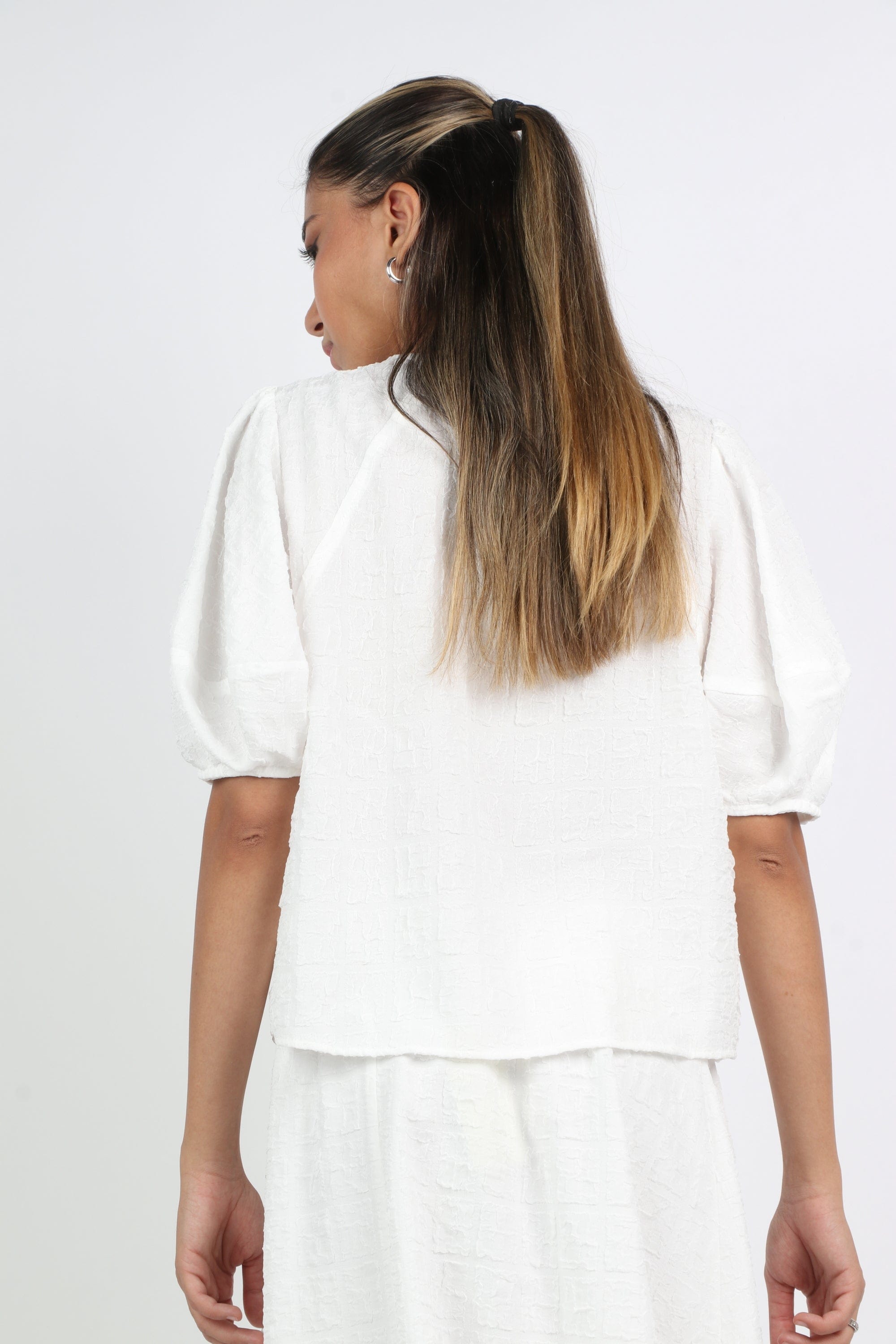 ميكا بلوزة بفتحة صدر كم منفوخ نسائي