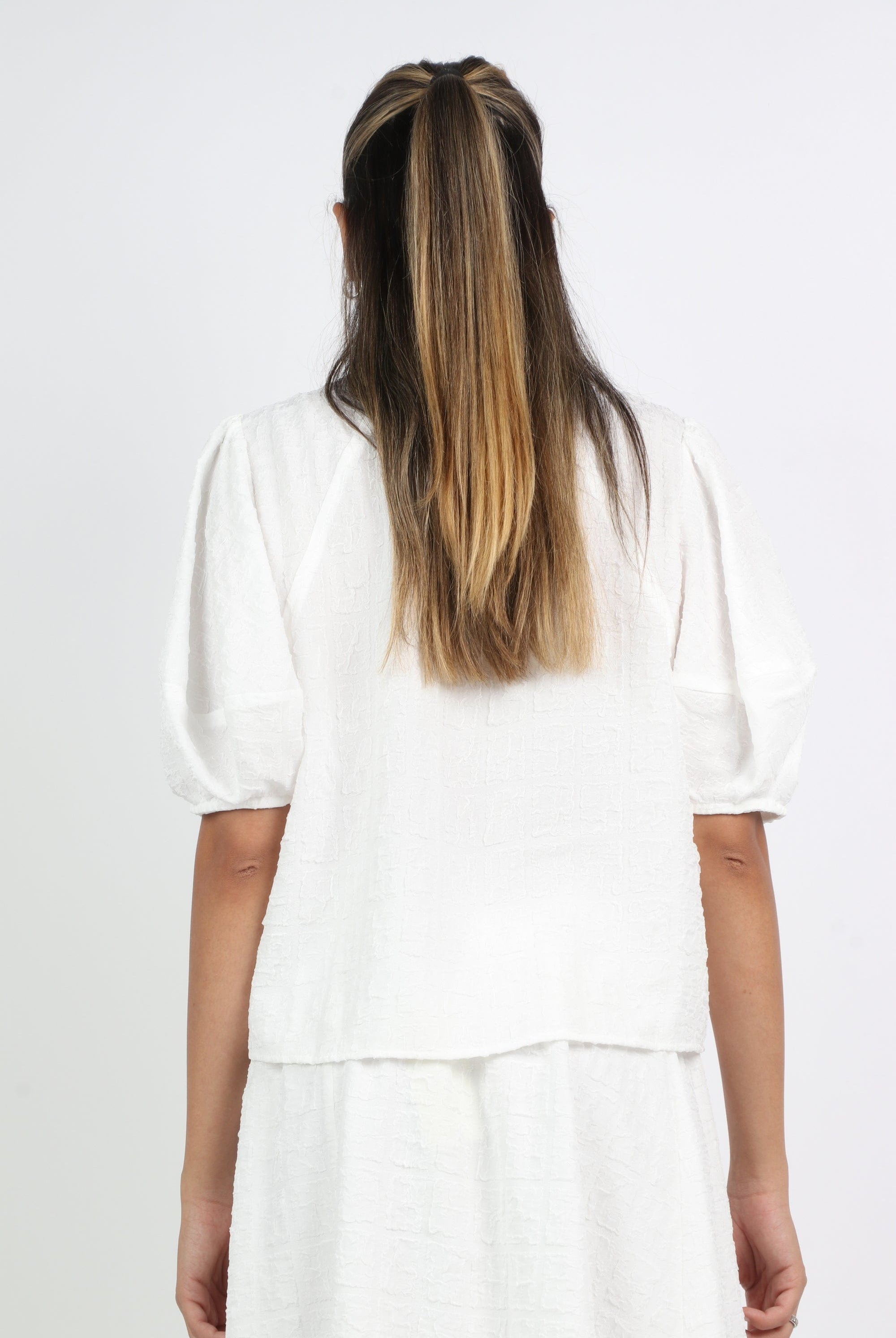 ميكا بلوزة بفتحة صدر كم منفوخ نسائي