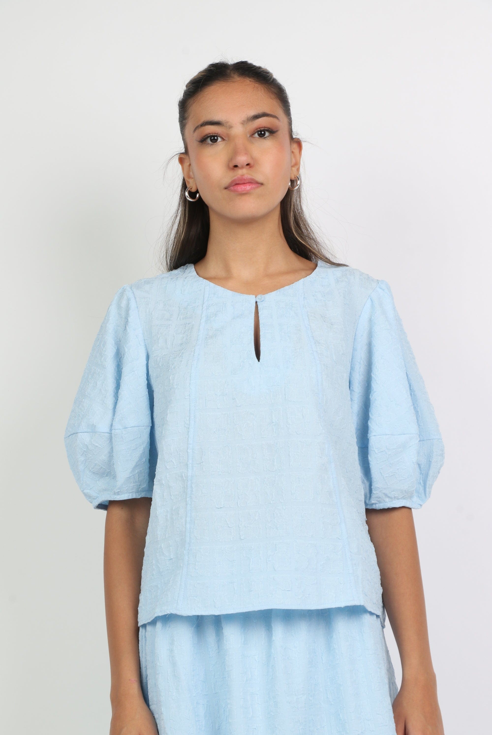 ميكا بلوزة بفتحة صدر كم منفوخ نسائي