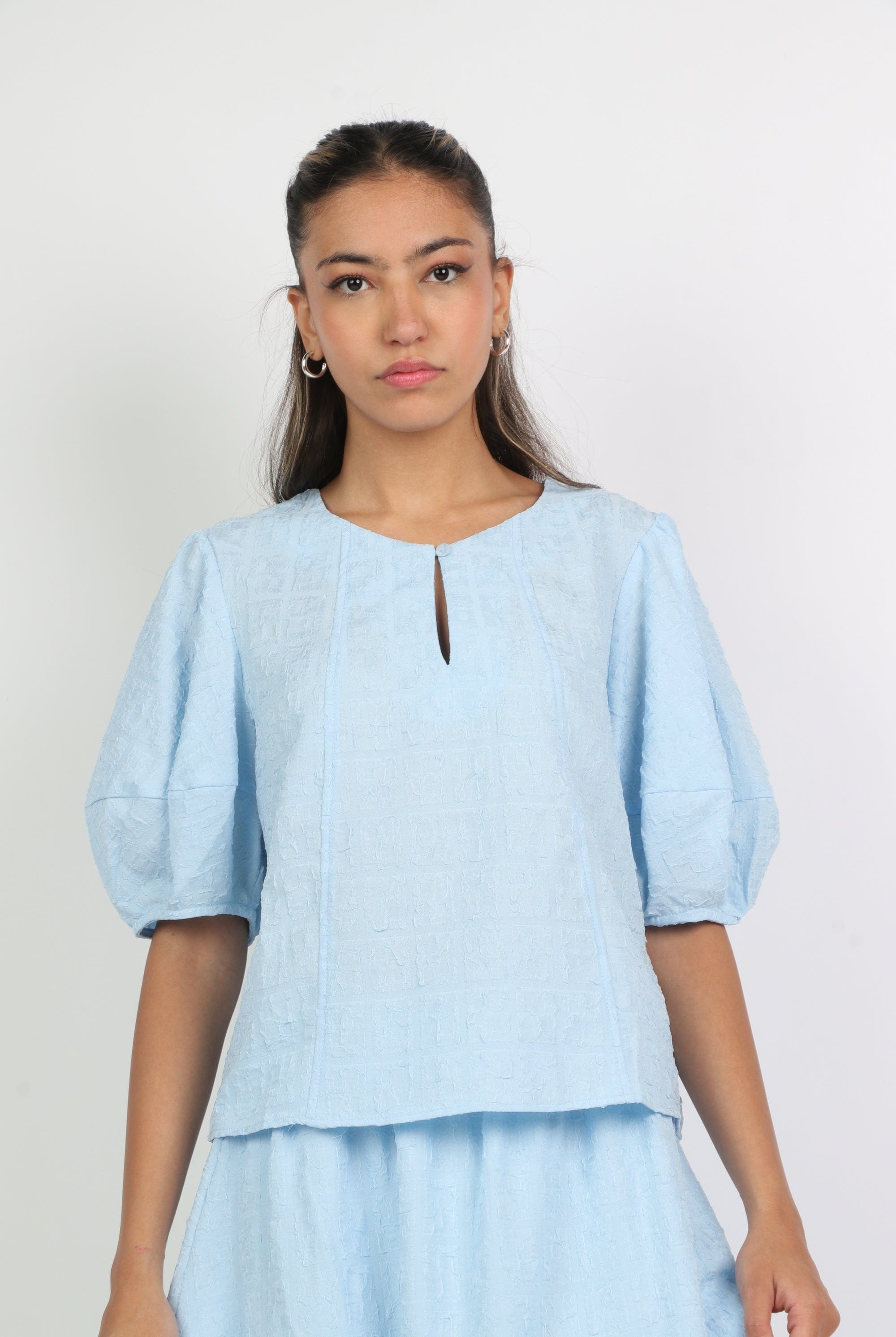 ميكا بلوزة بفتحة صدر كم منفوخ نسائي