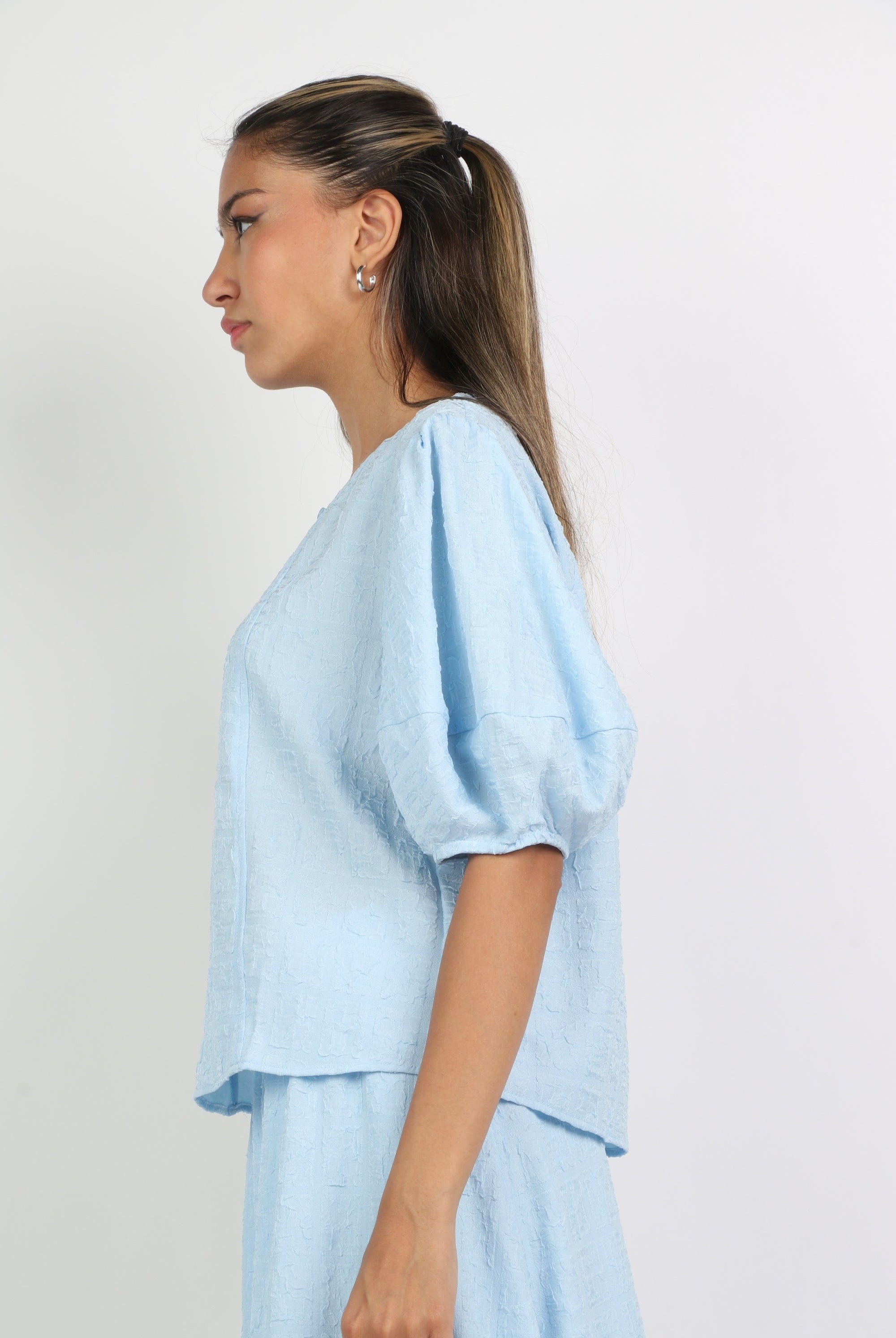 ميكا بلوزة بفتحة صدر كم منفوخ نسائي