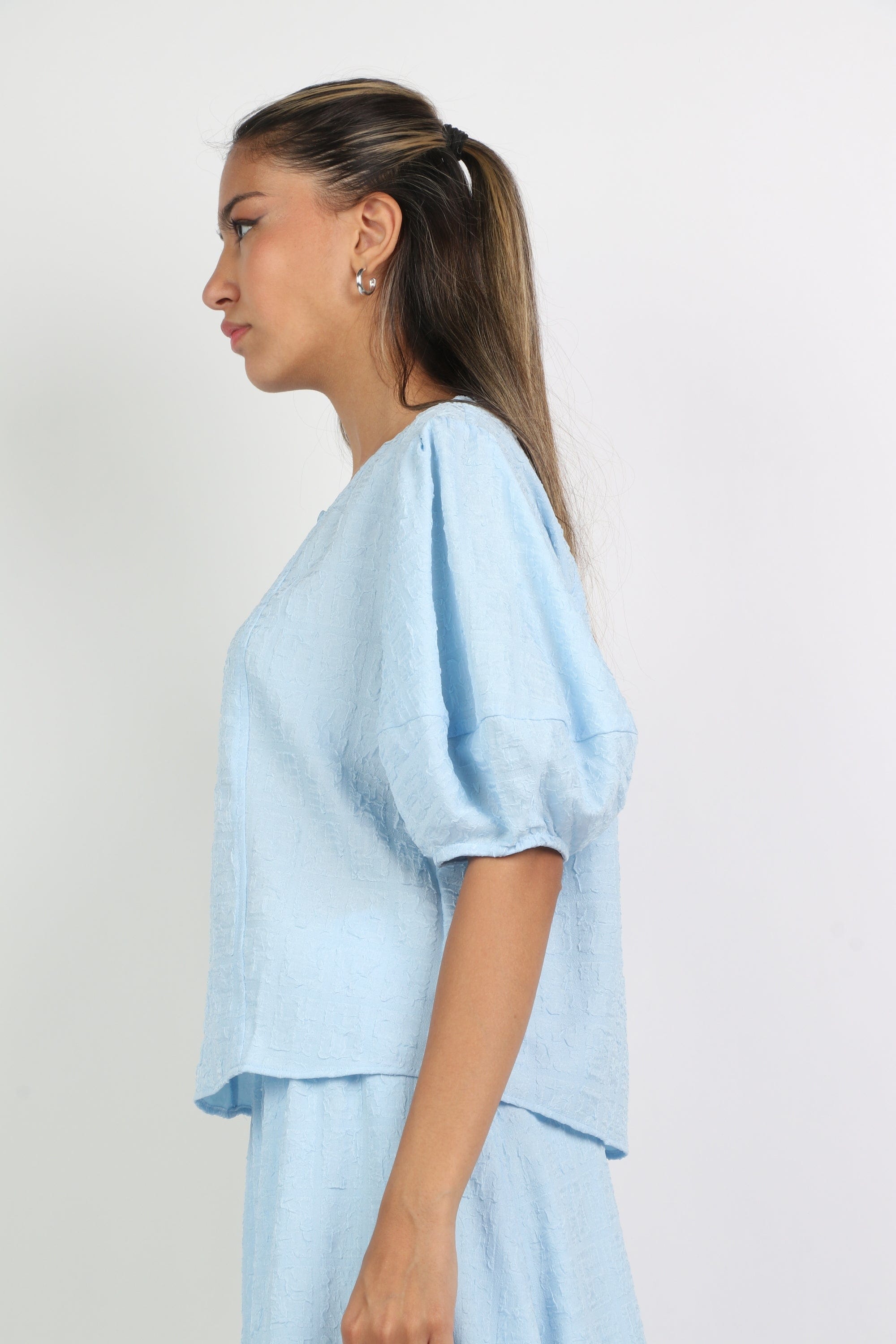 ميكا بلوزة بفتحة صدر كم منفوخ نسائي